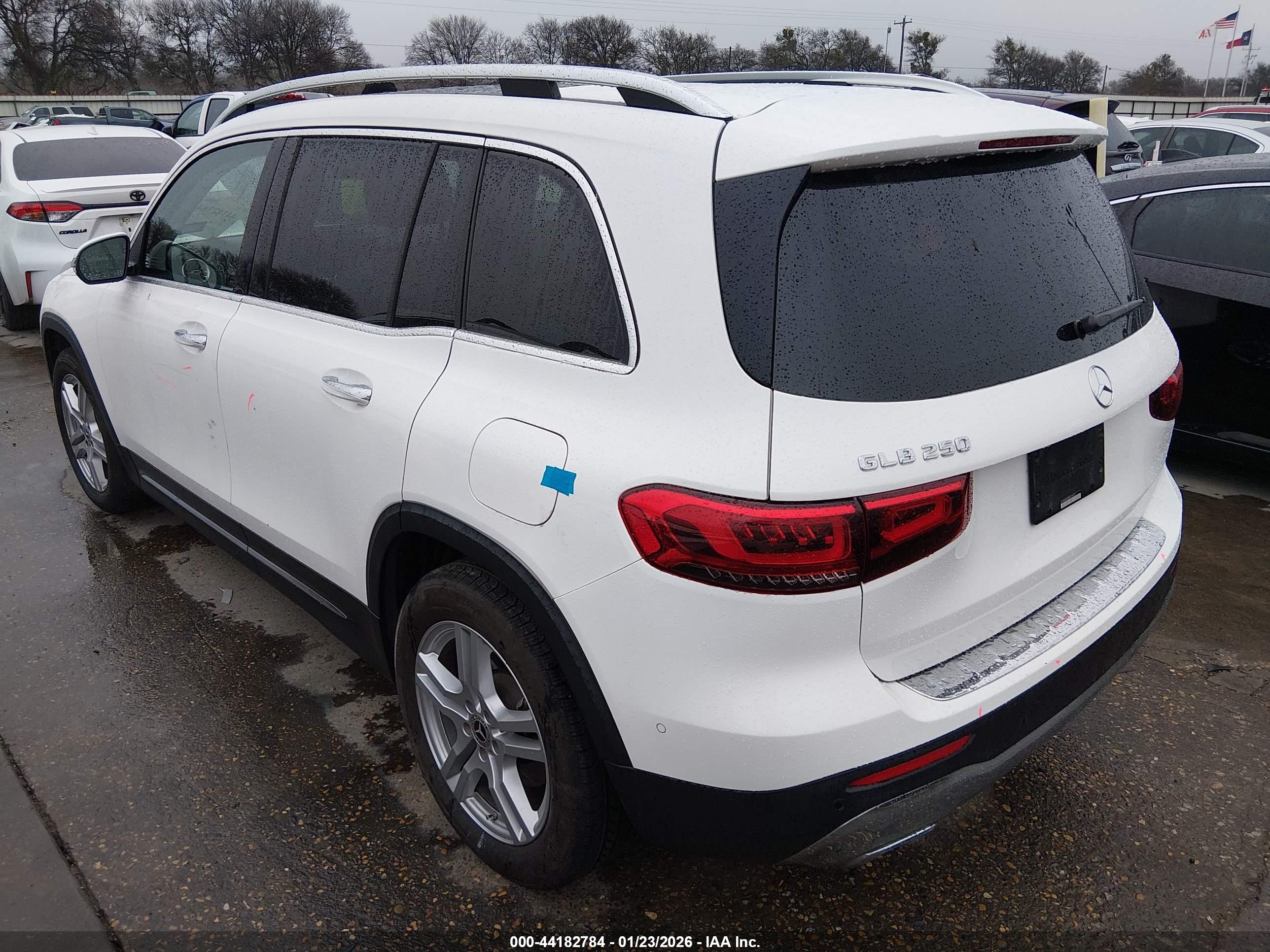 MERCEDES-BENZ GLB image 3