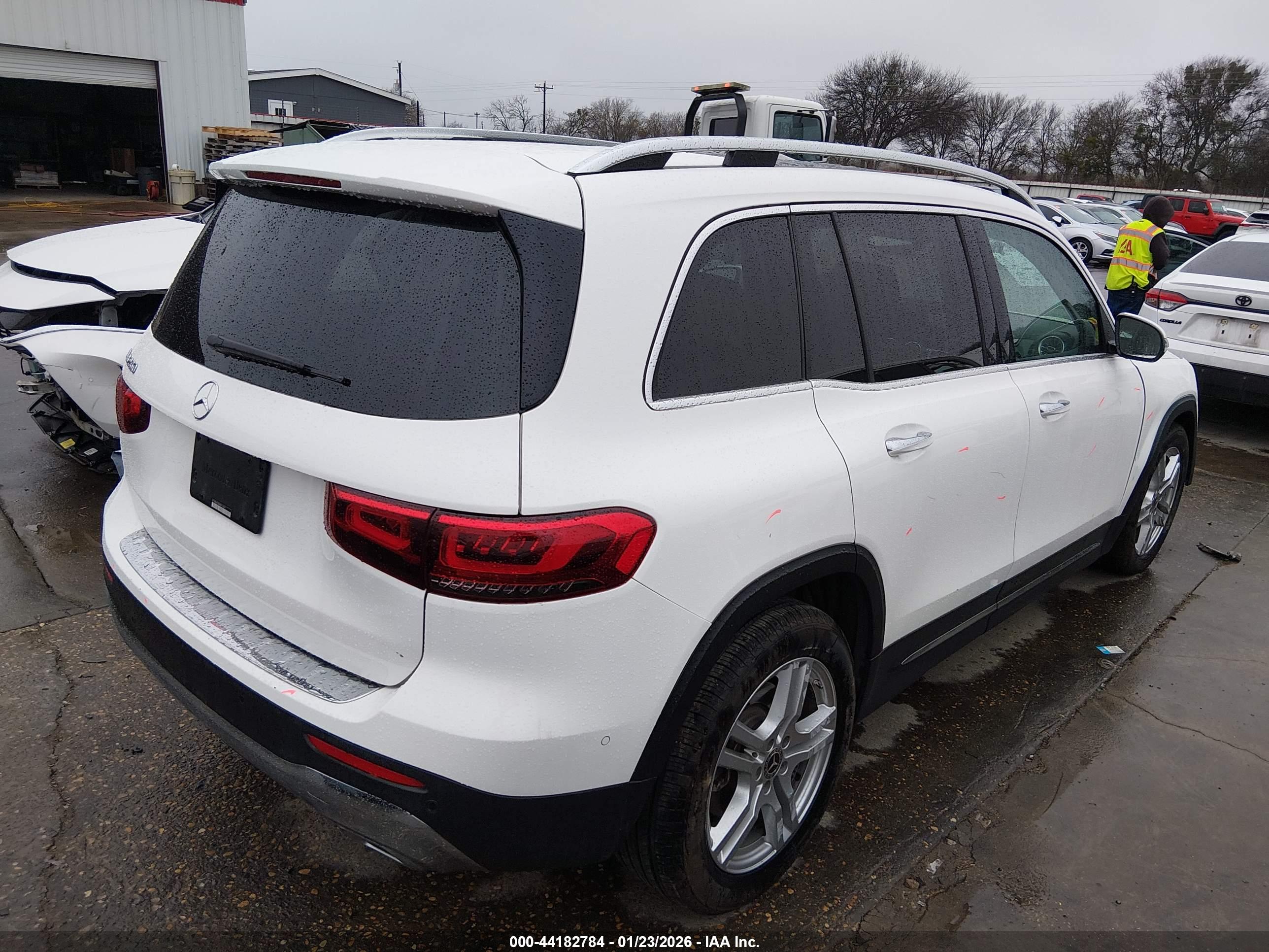 MERCEDES-BENZ GLB image 4