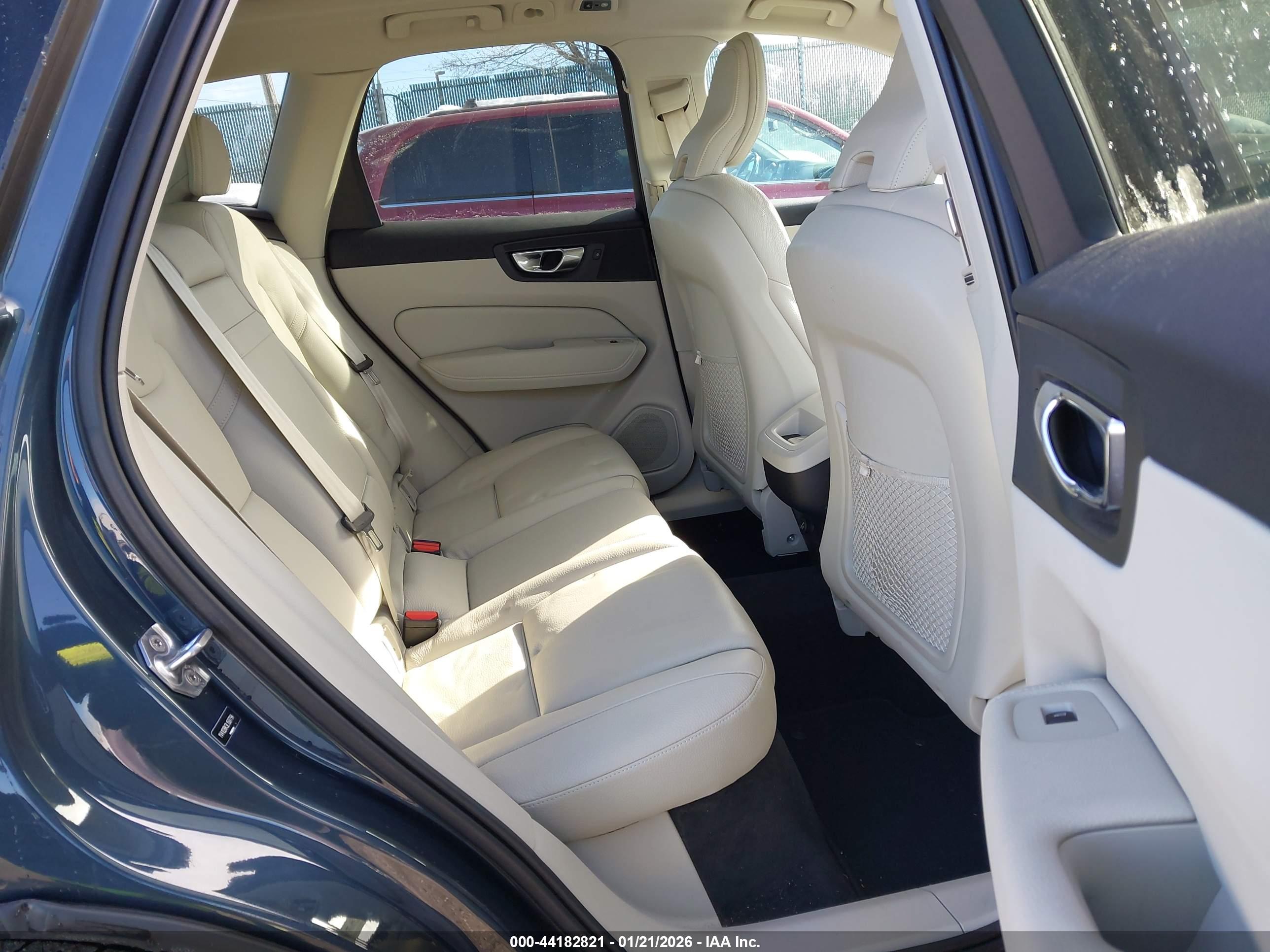 VOLVO XC60 image 8