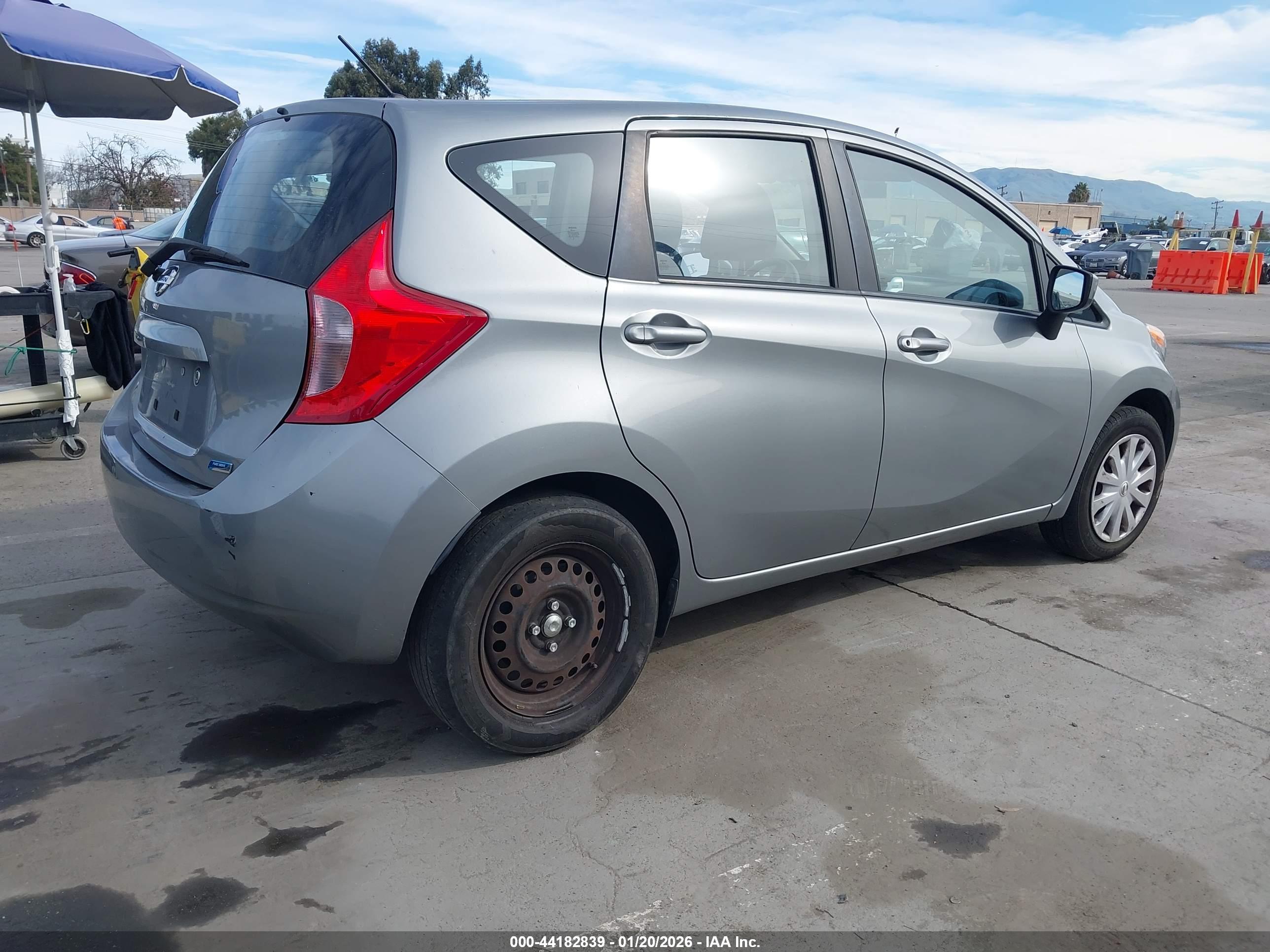 NISSAN VERSA image 4