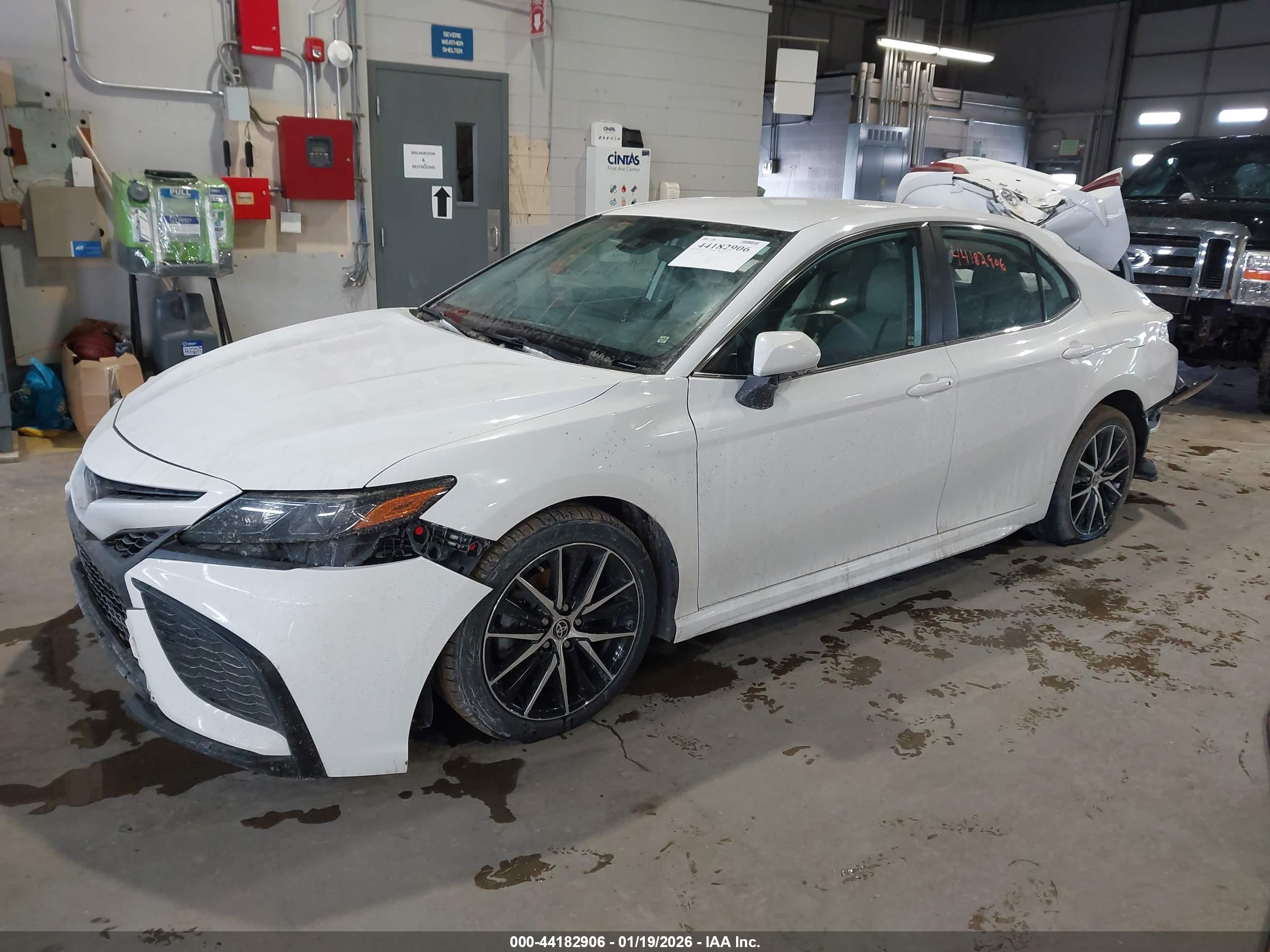 TOYOTA CAMRY image 2