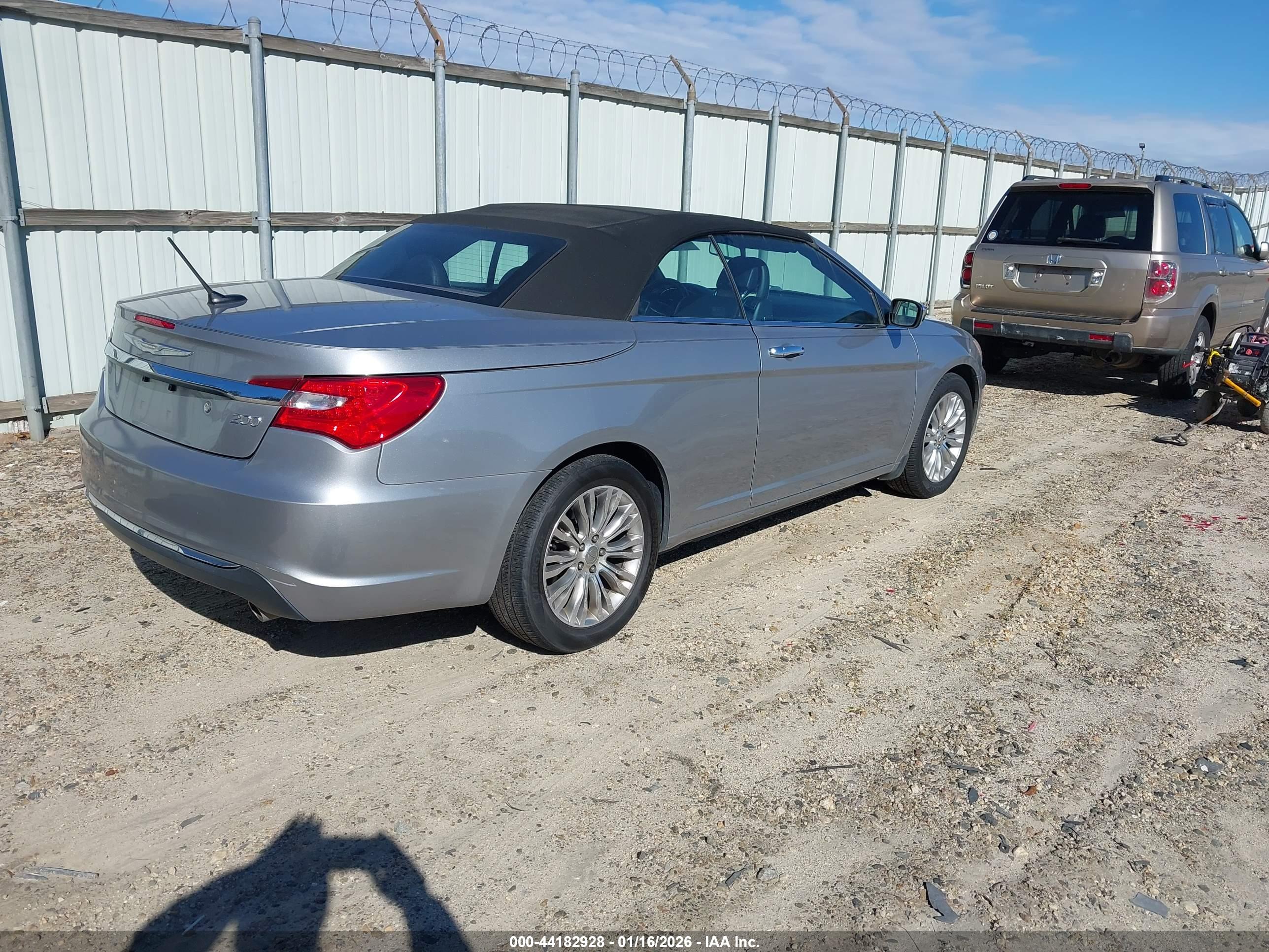CHRYSLER 200 image 4