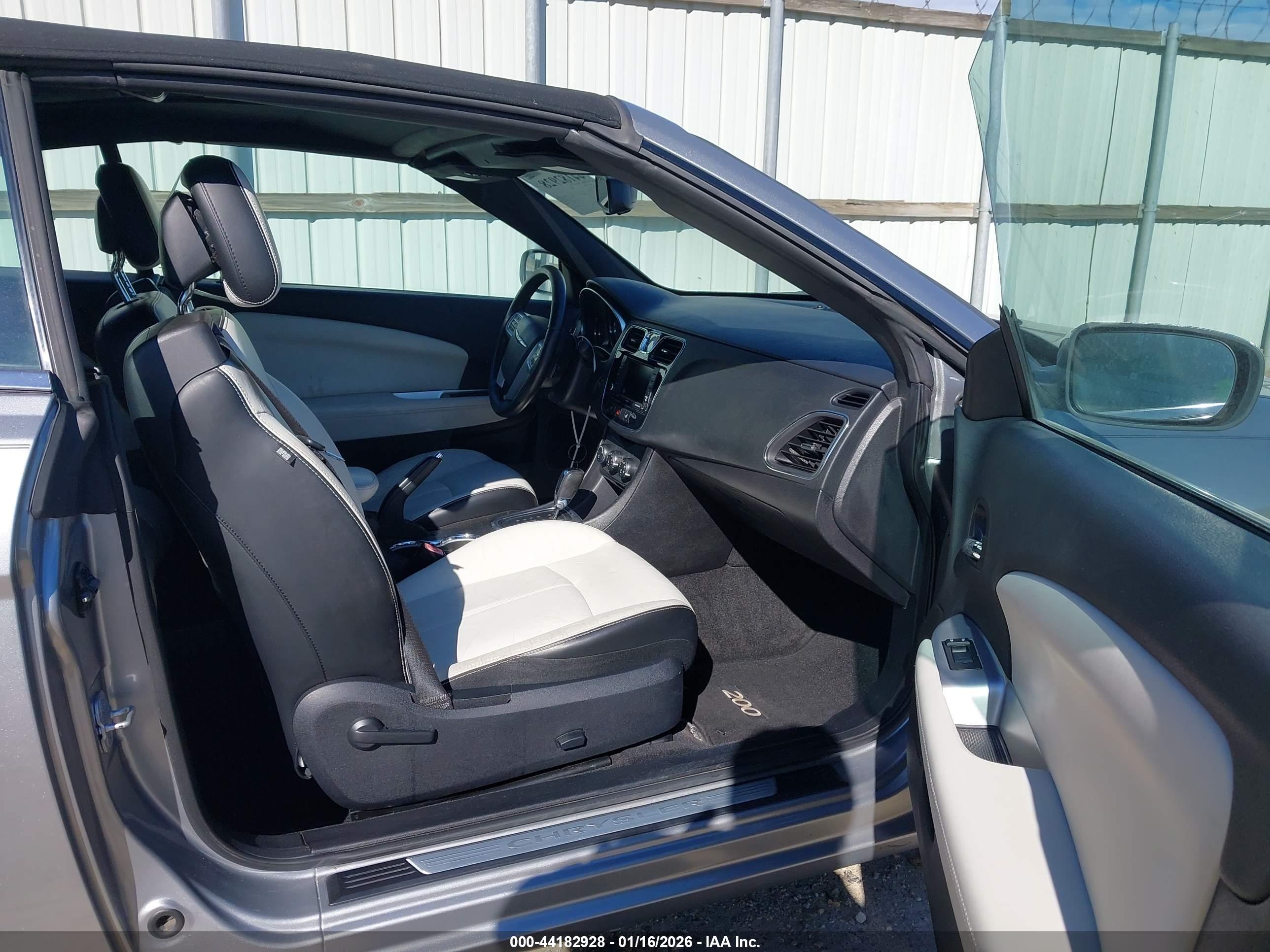 CHRYSLER 200 image 5