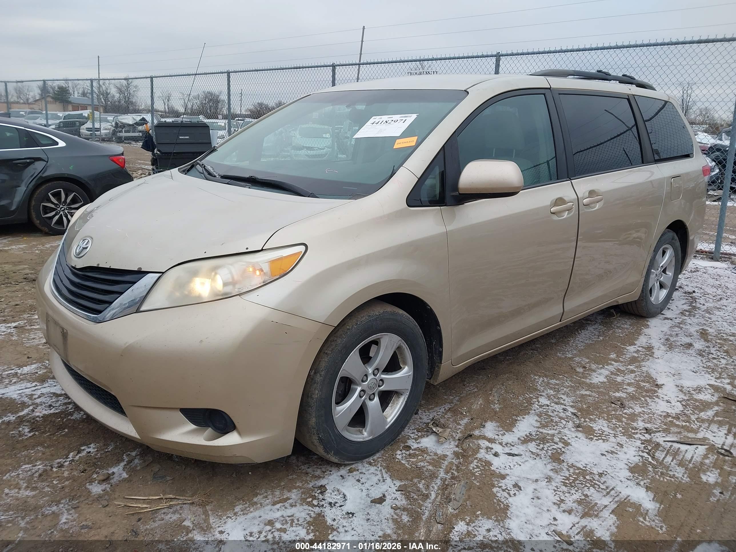 TOYOTA SIENNA image 2