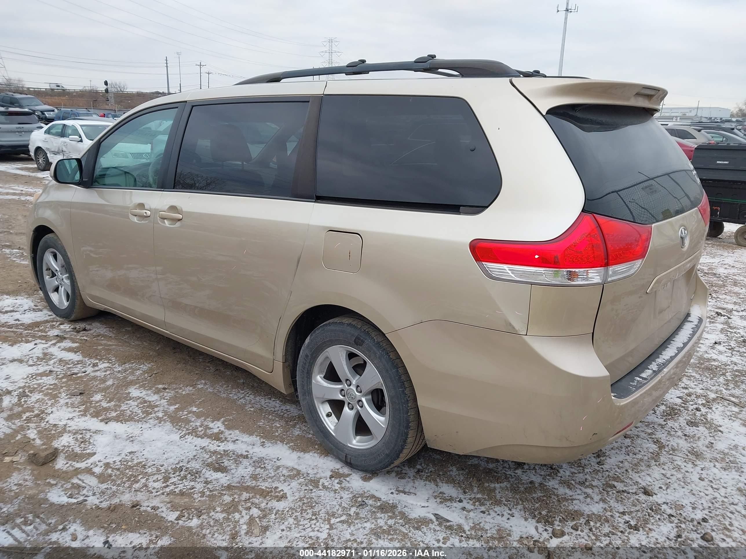 TOYOTA SIENNA image 3