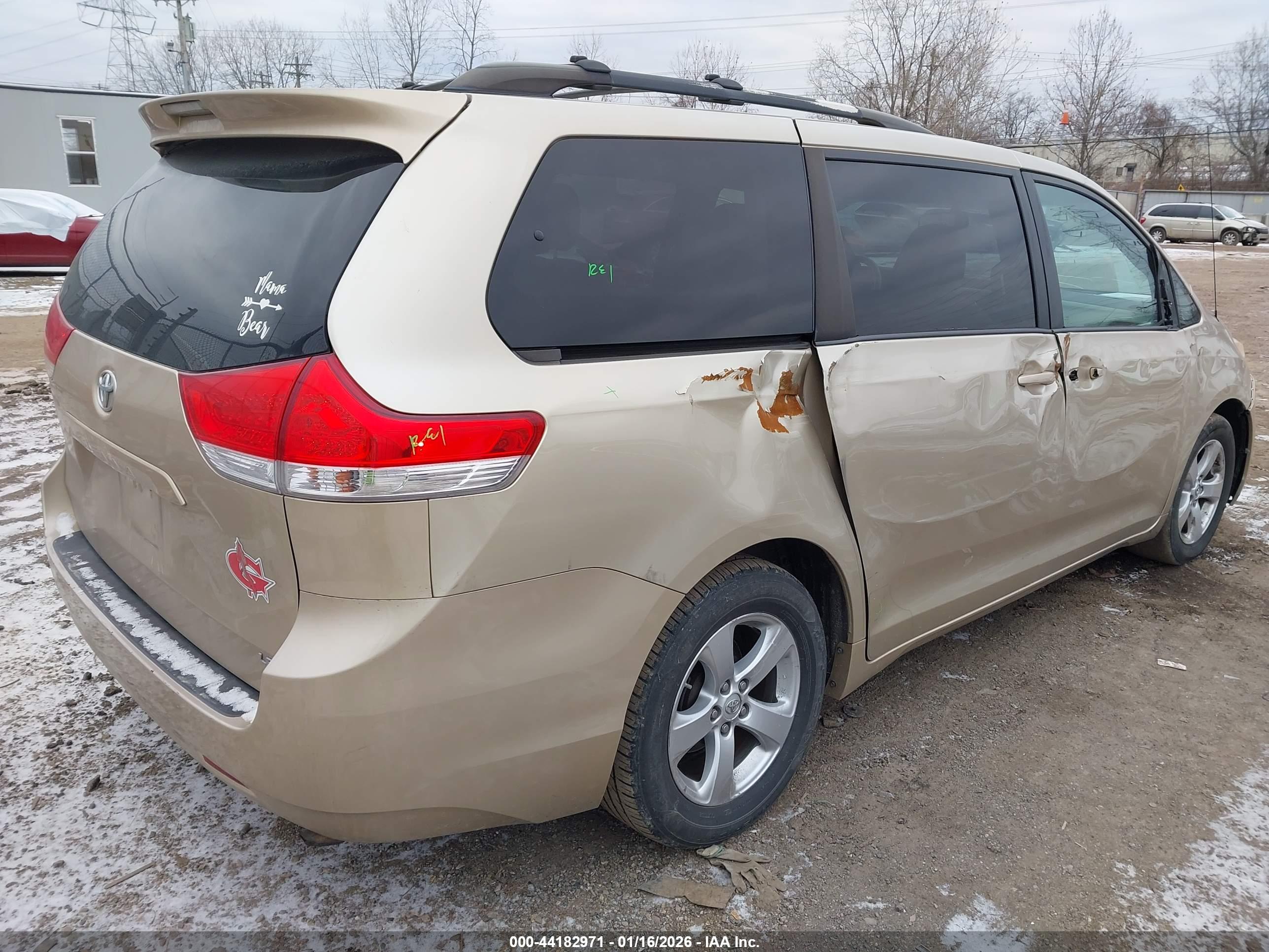 TOYOTA SIENNA image 4