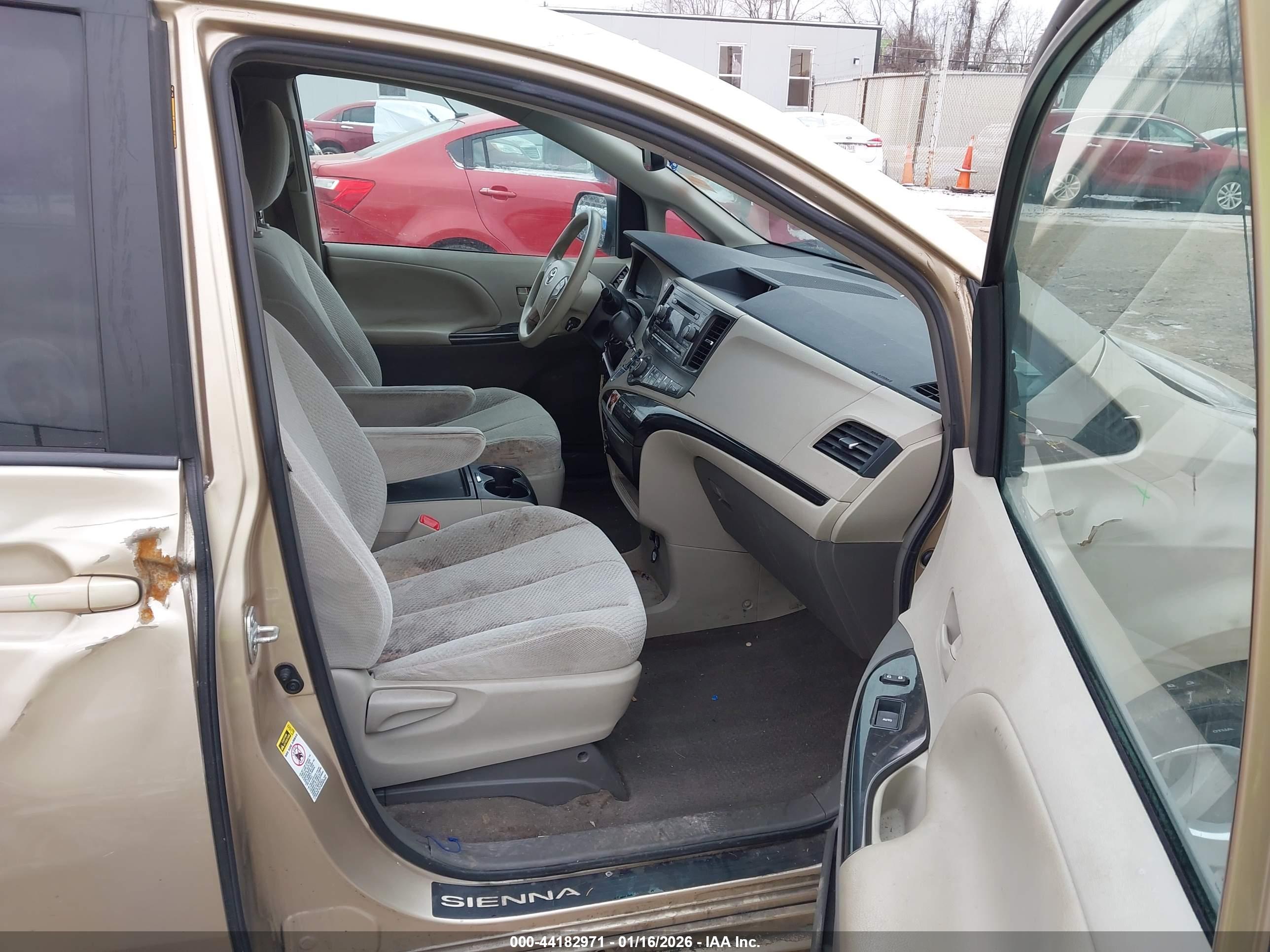 TOYOTA SIENNA image 5