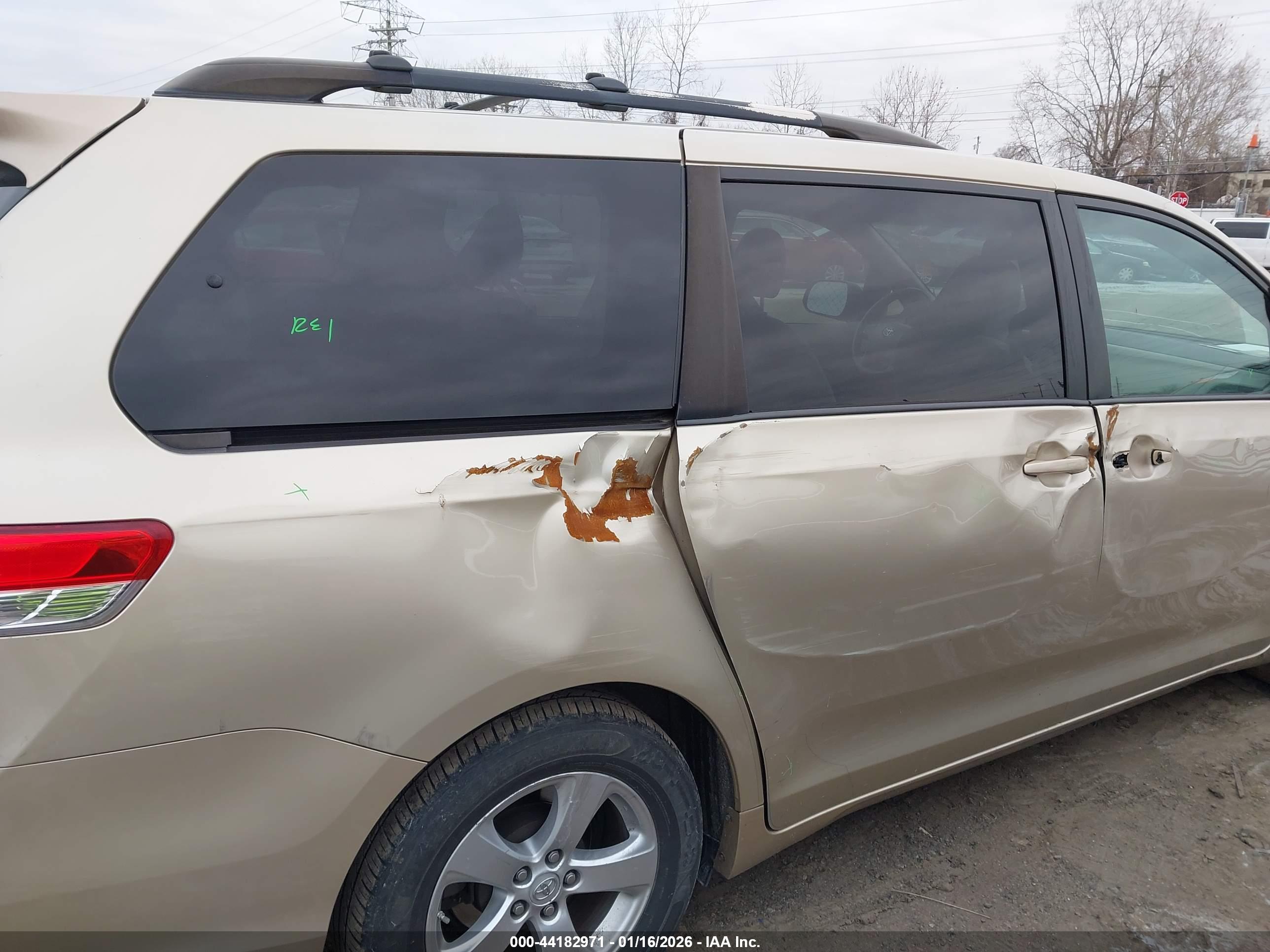 TOYOTA SIENNA image 6