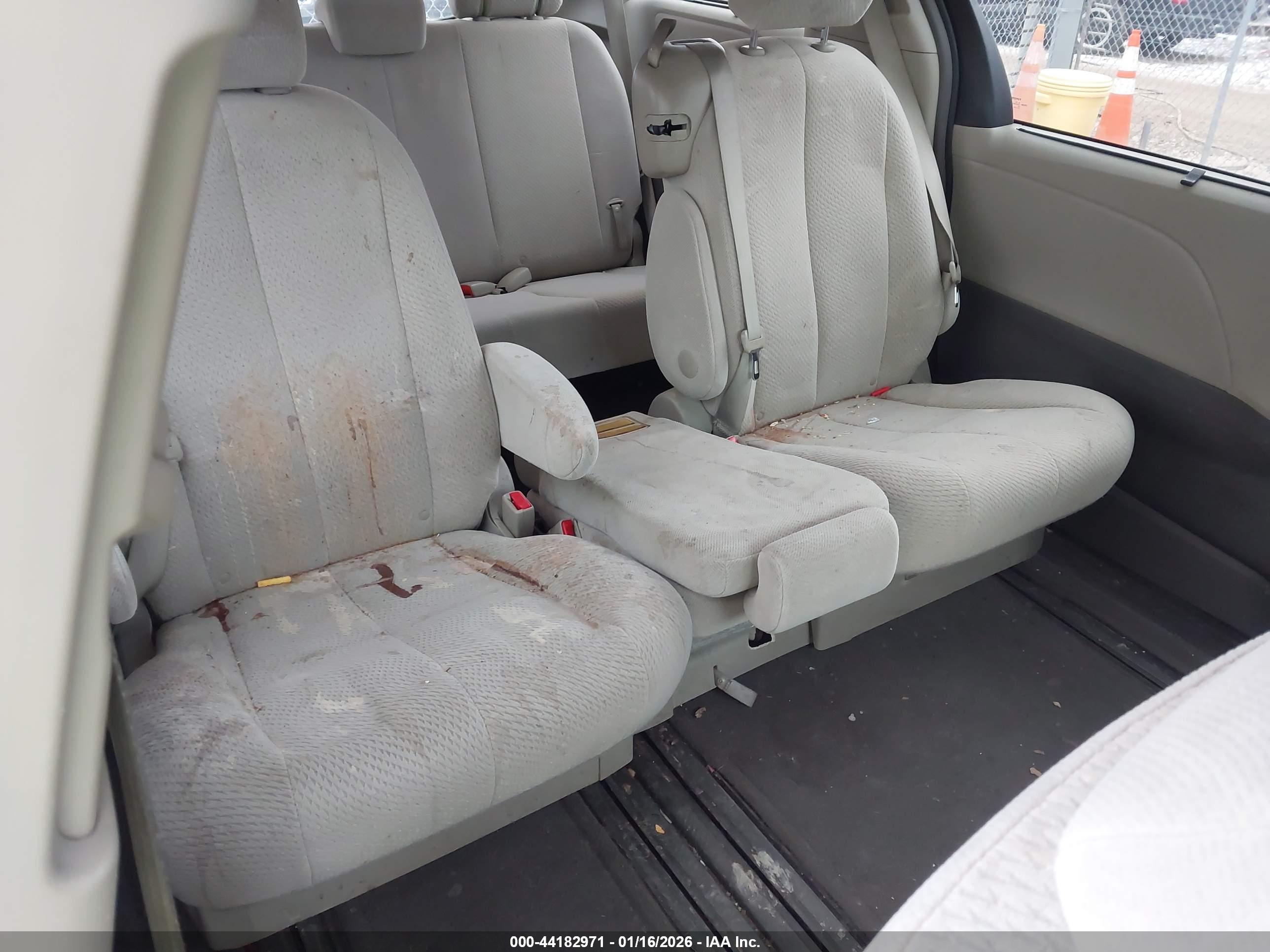 TOYOTA SIENNA image 8