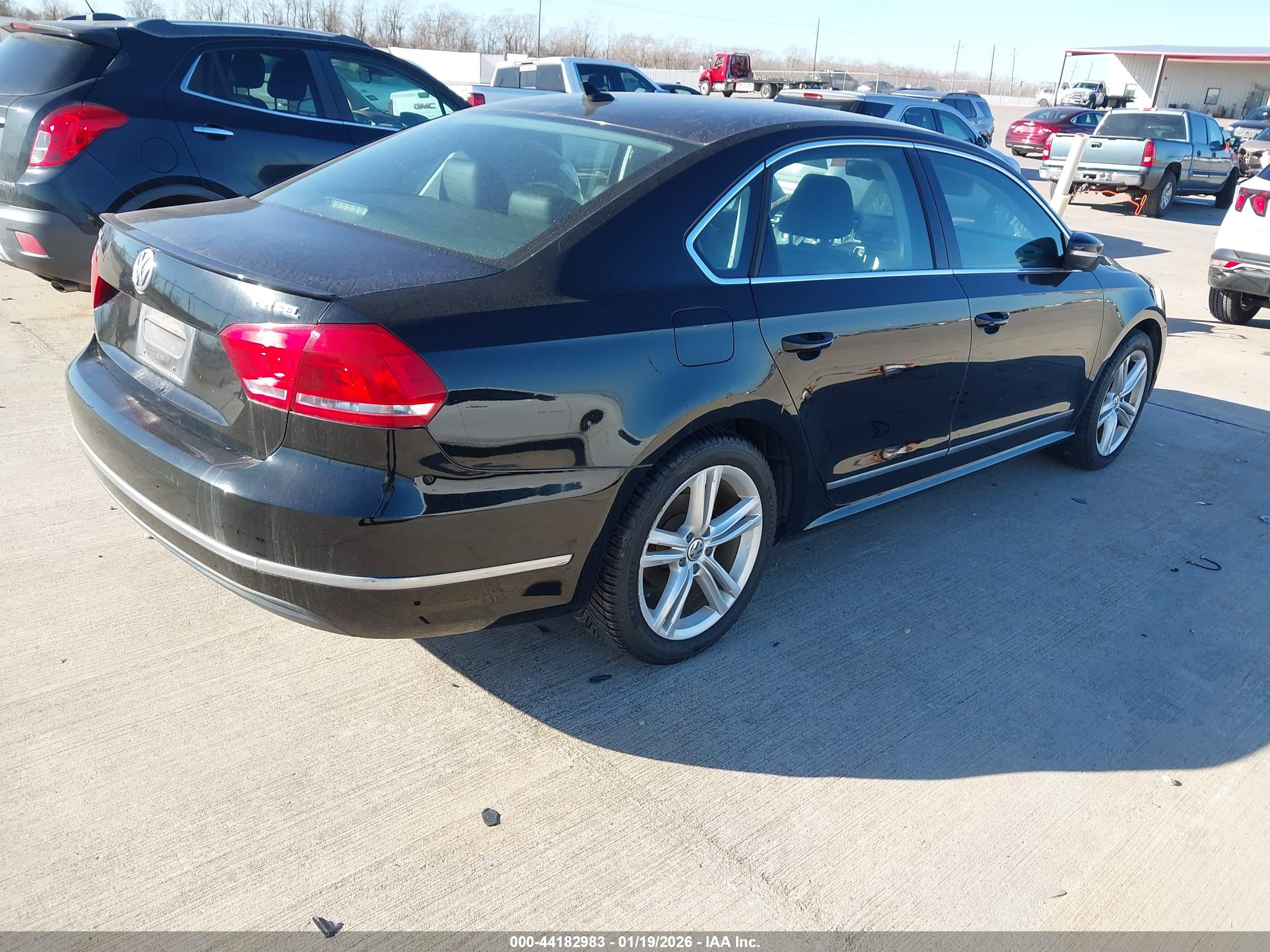 VOLKSWAGEN PASSAT image 4