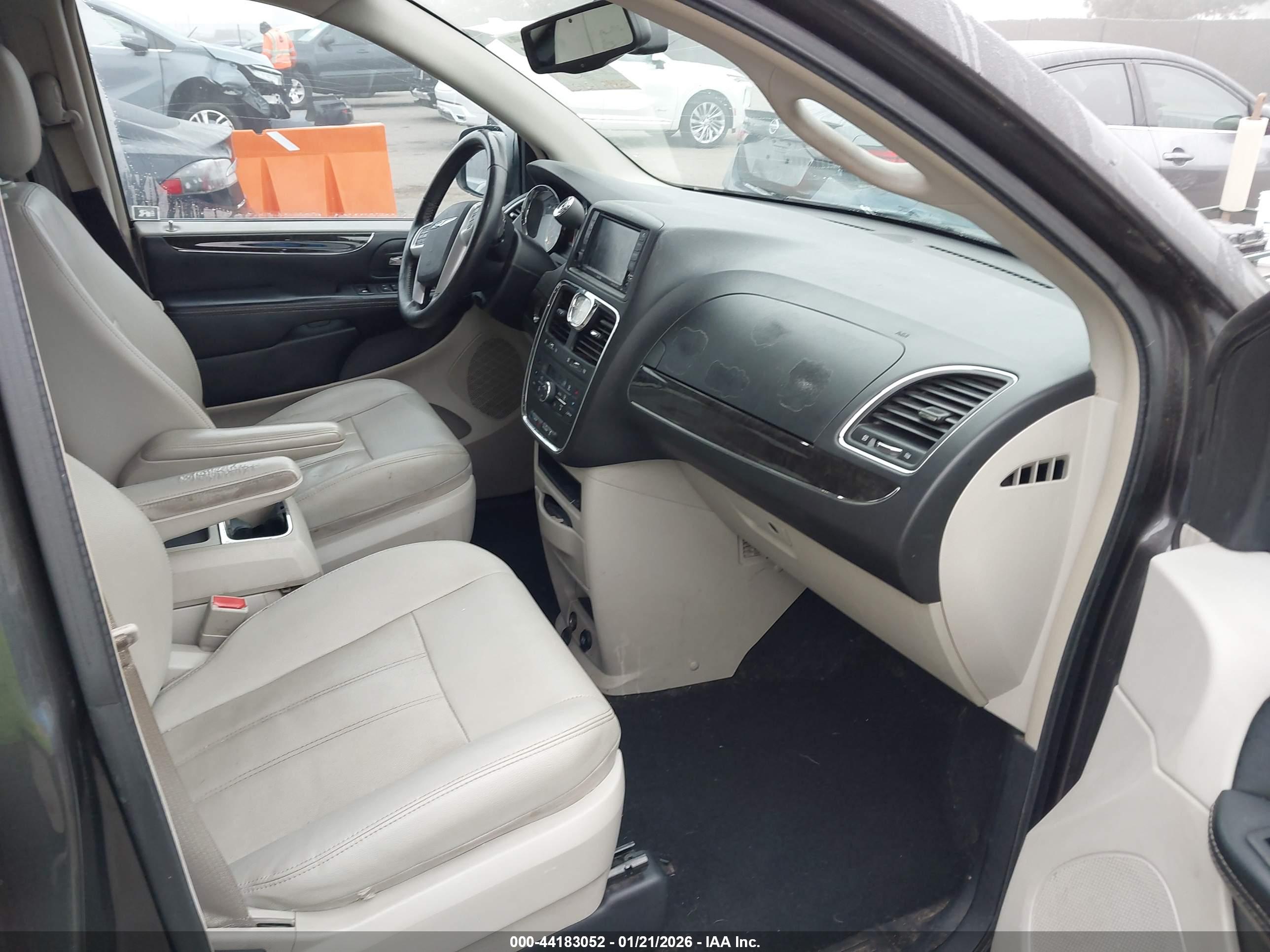 CHRYSLER TOWN image 5