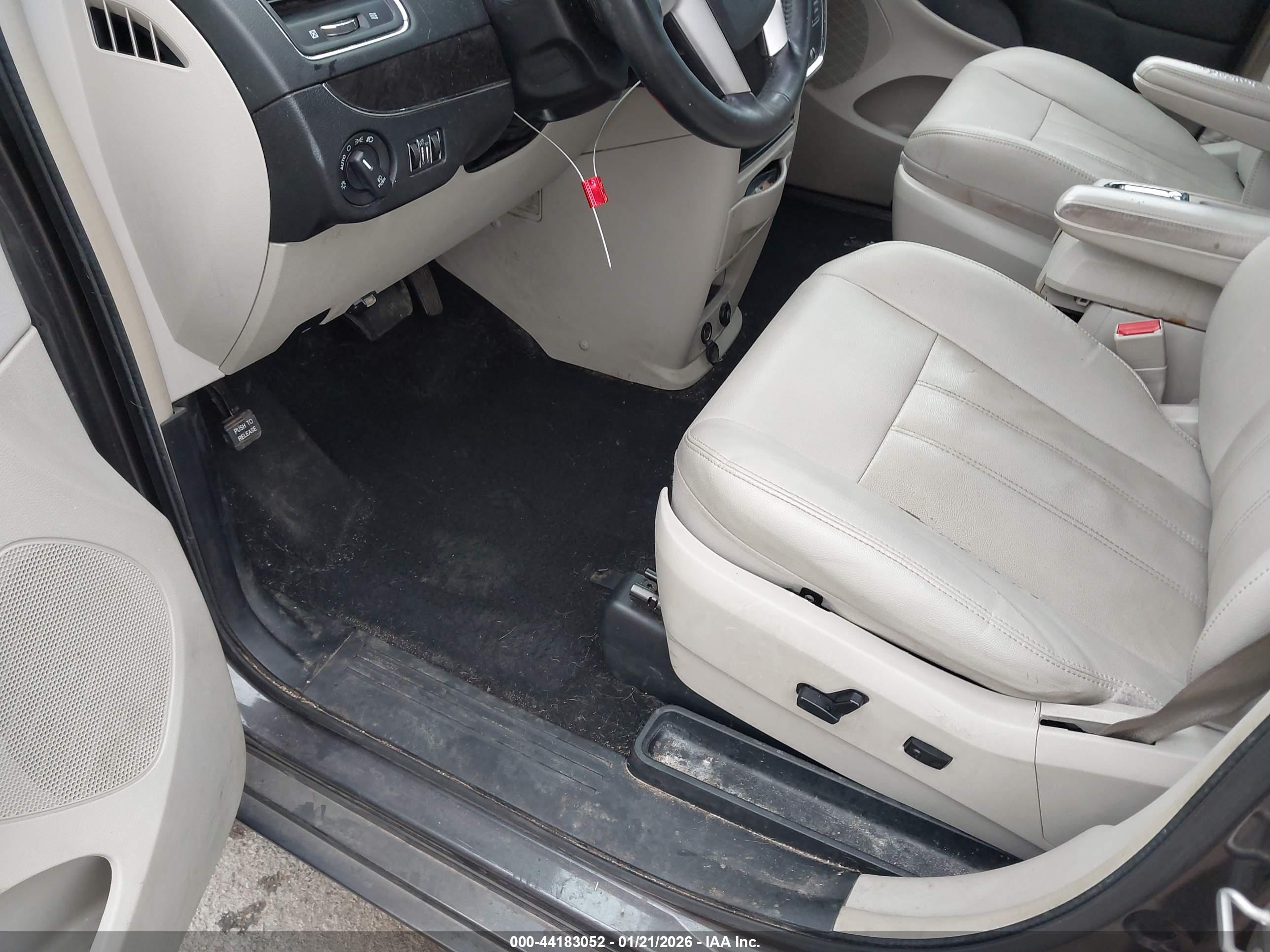 CHRYSLER TOWN image 6