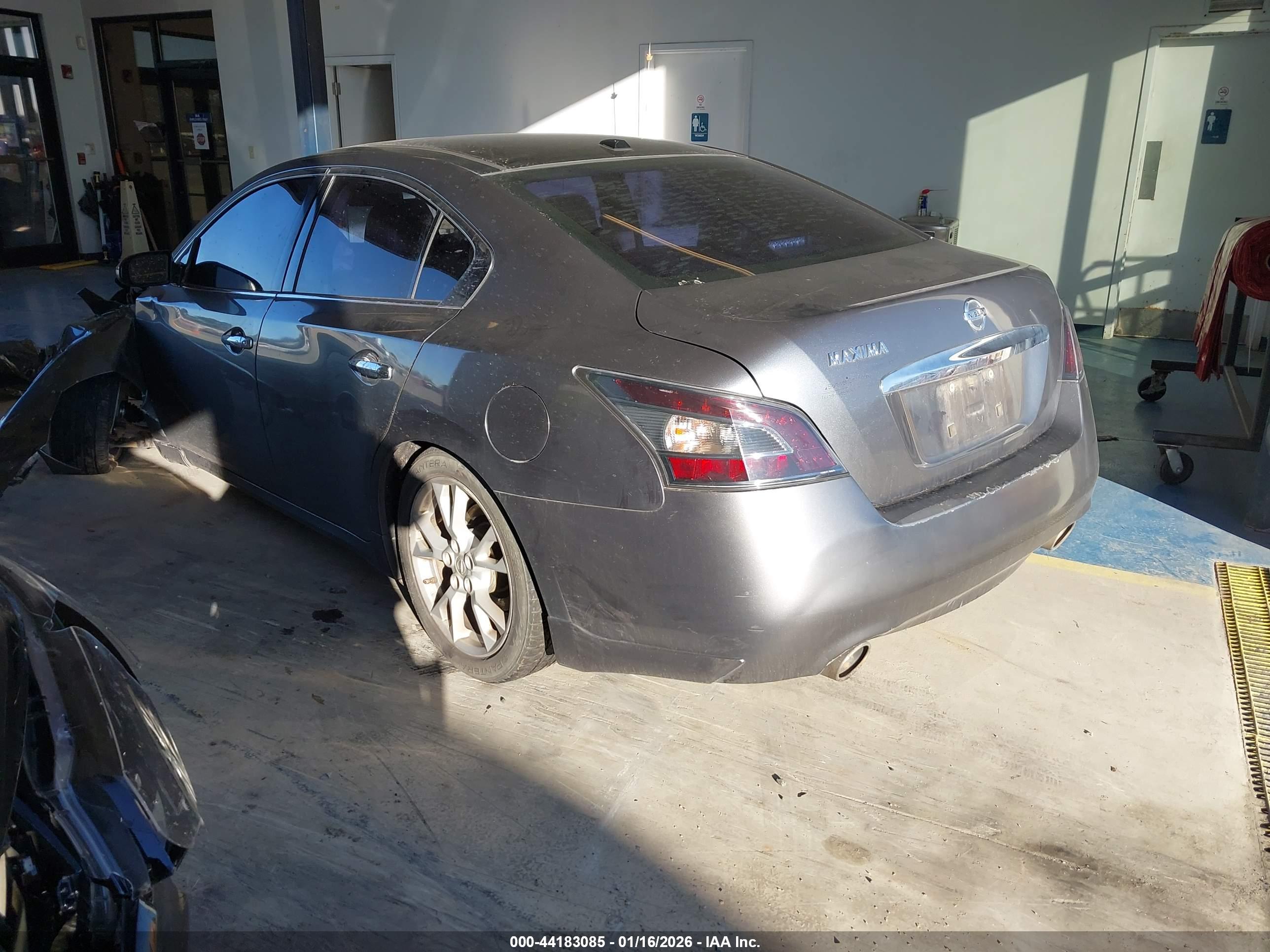 NISSAN MAXIMA image 3