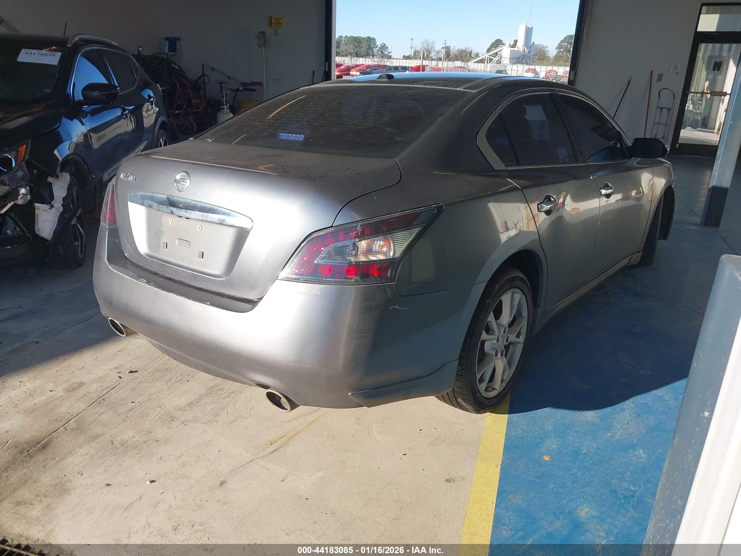 NISSAN MAXIMA image 4