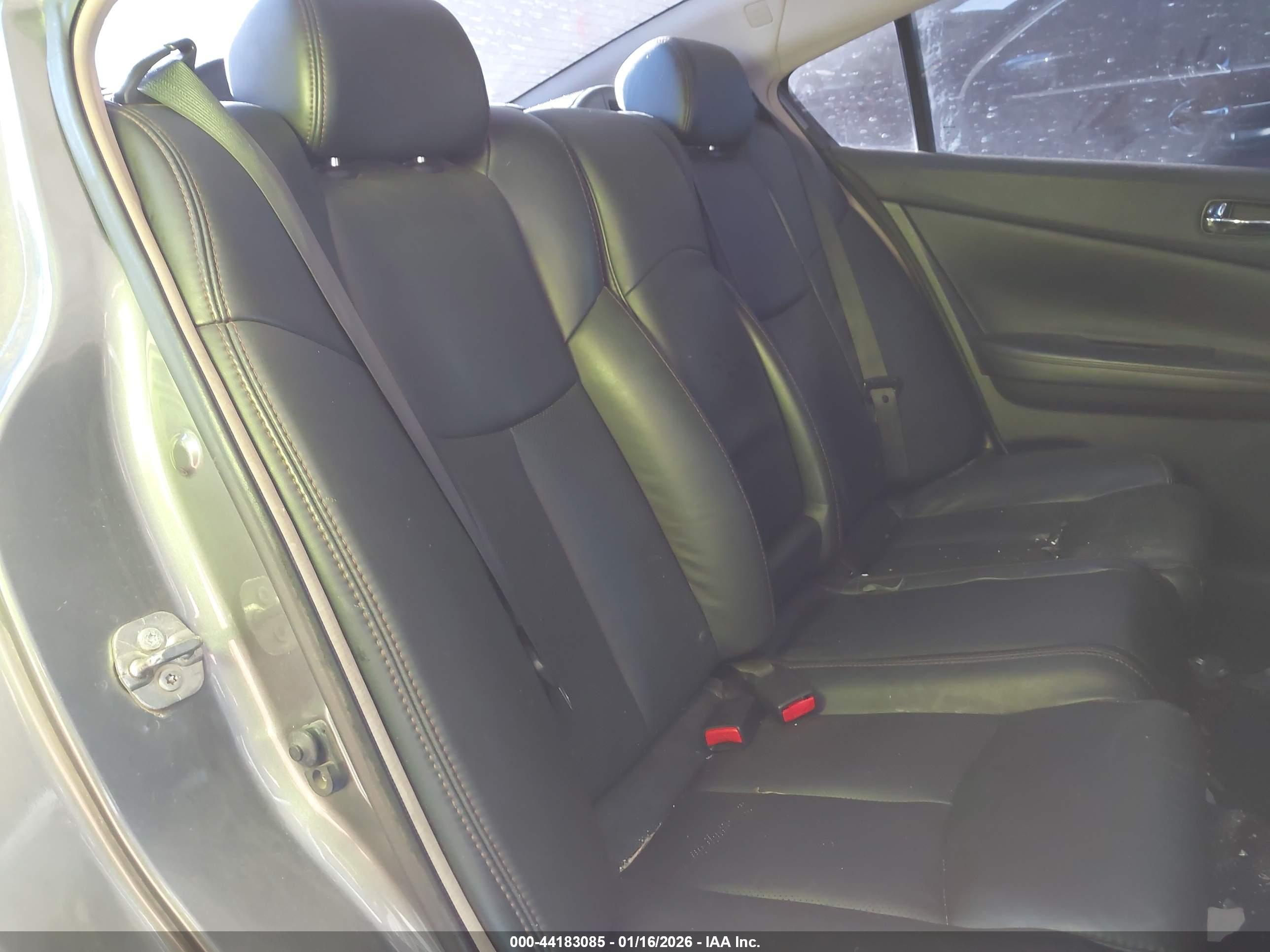 NISSAN MAXIMA image 8
