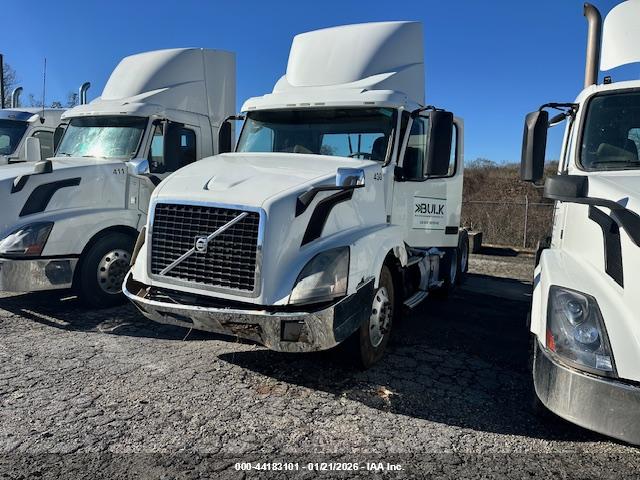 VOLVO VN image 2