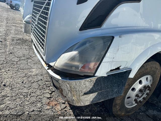 VOLVO VN image 8