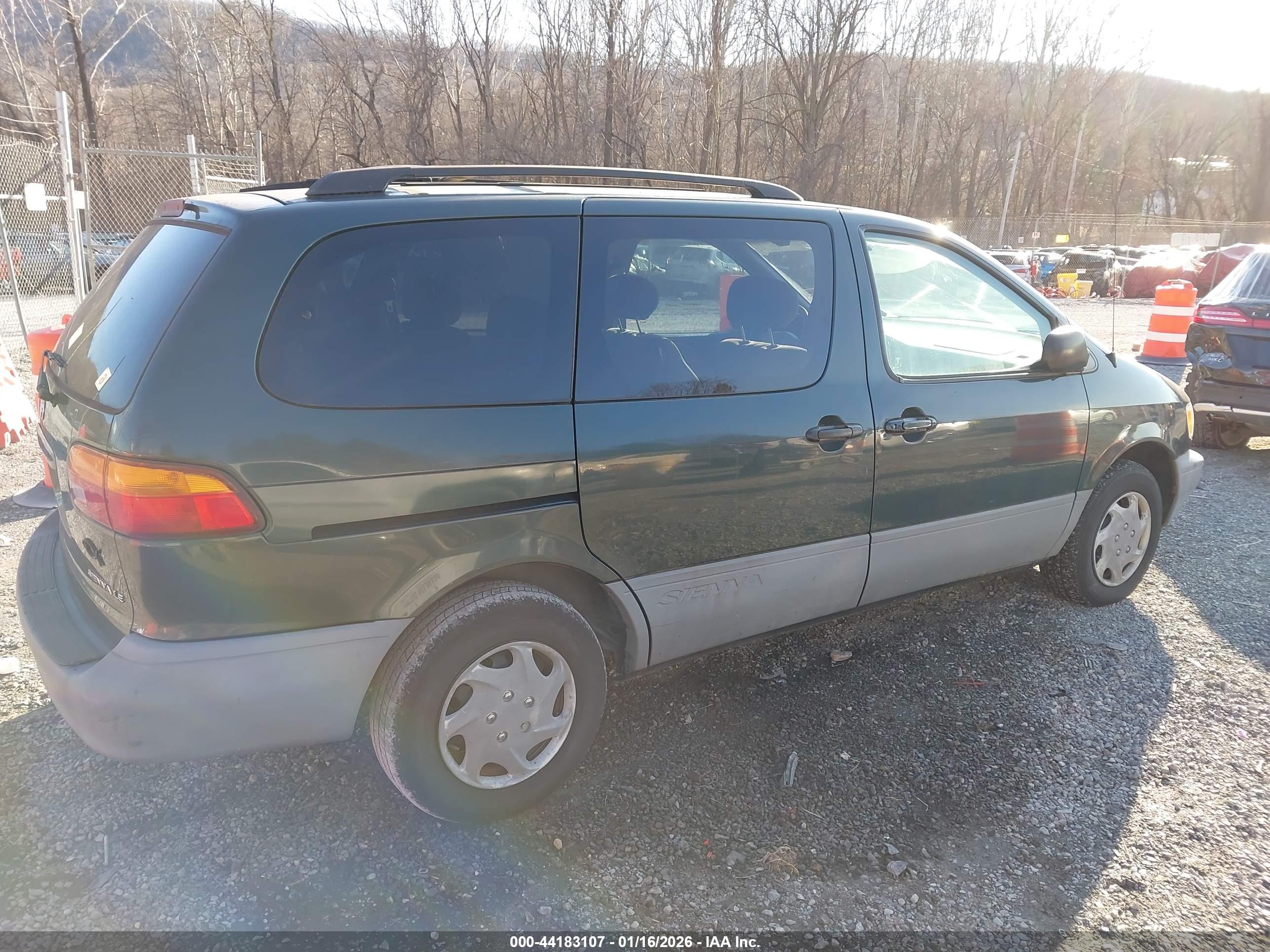 TOYOTA SIENNA image 4