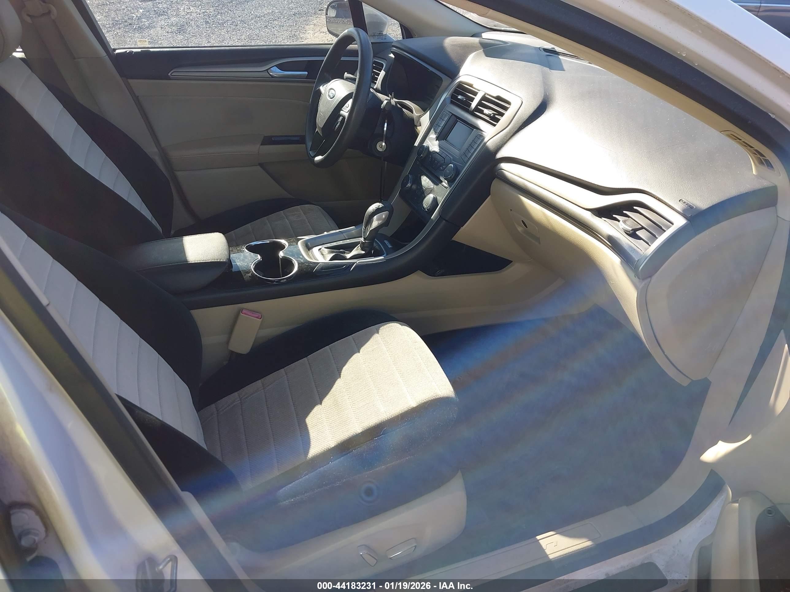 FORD FUSION image 5