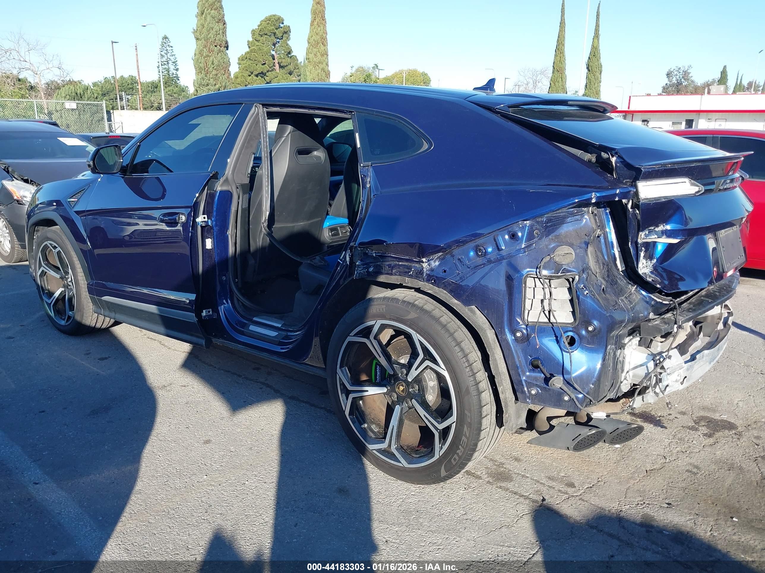 LAMBORGHINI URUS image 3