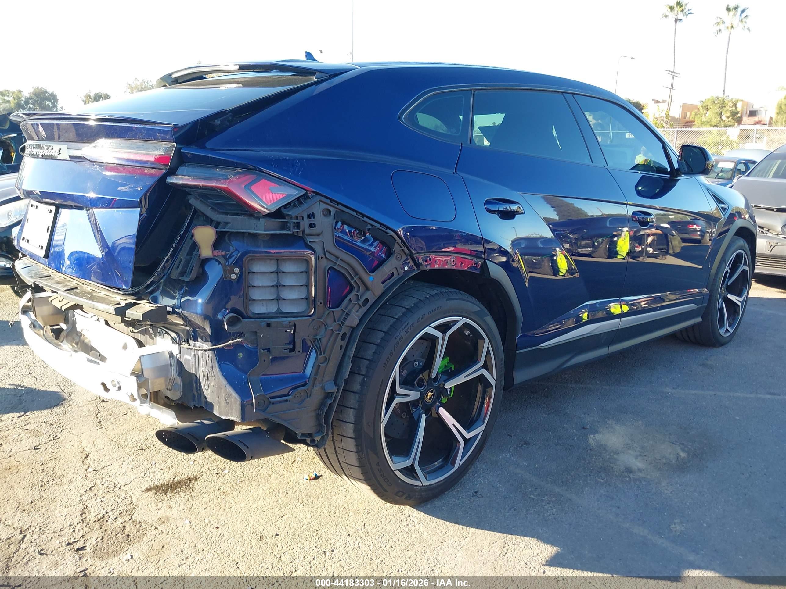 LAMBORGHINI URUS image 4