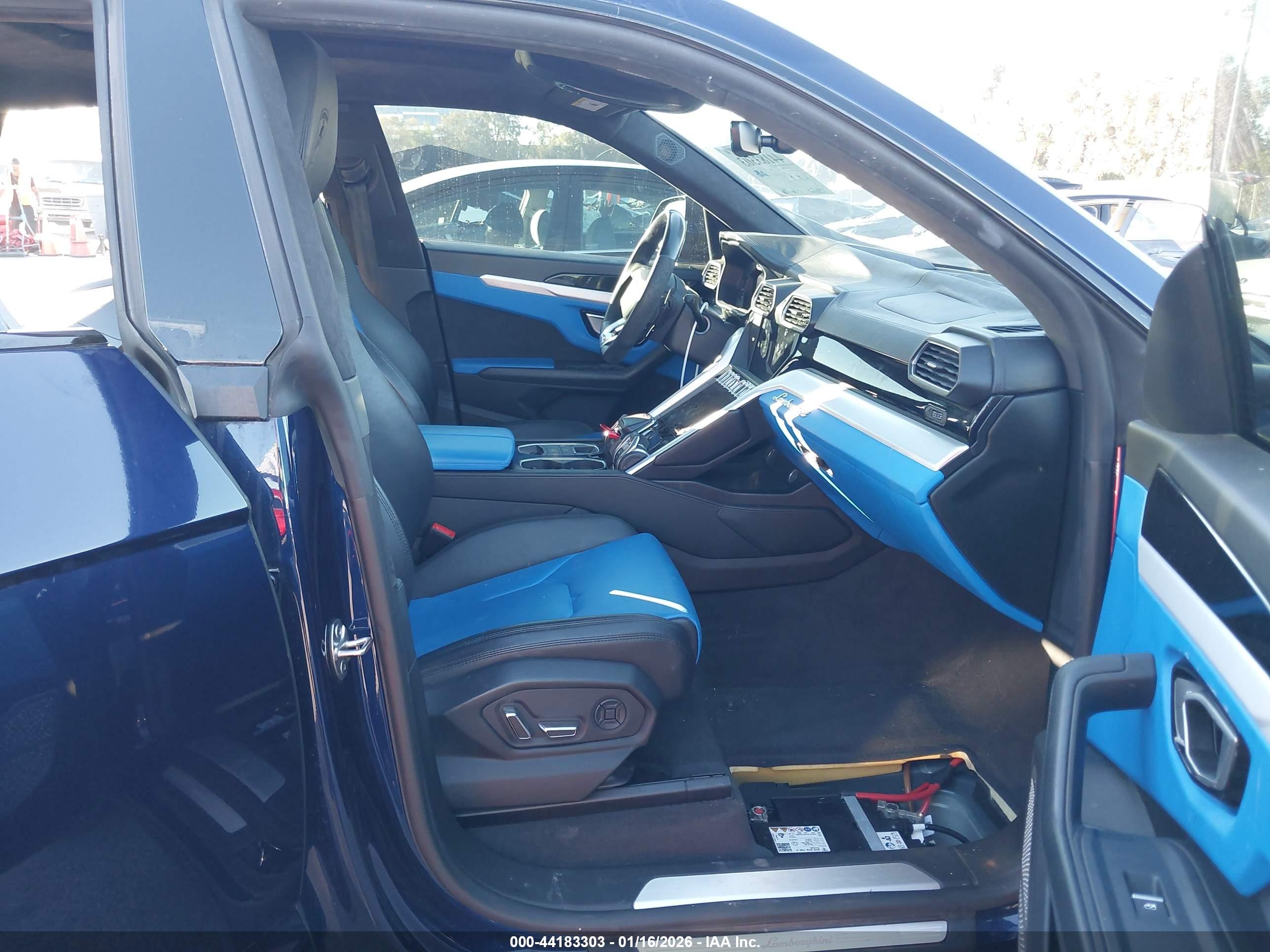 LAMBORGHINI URUS image 5