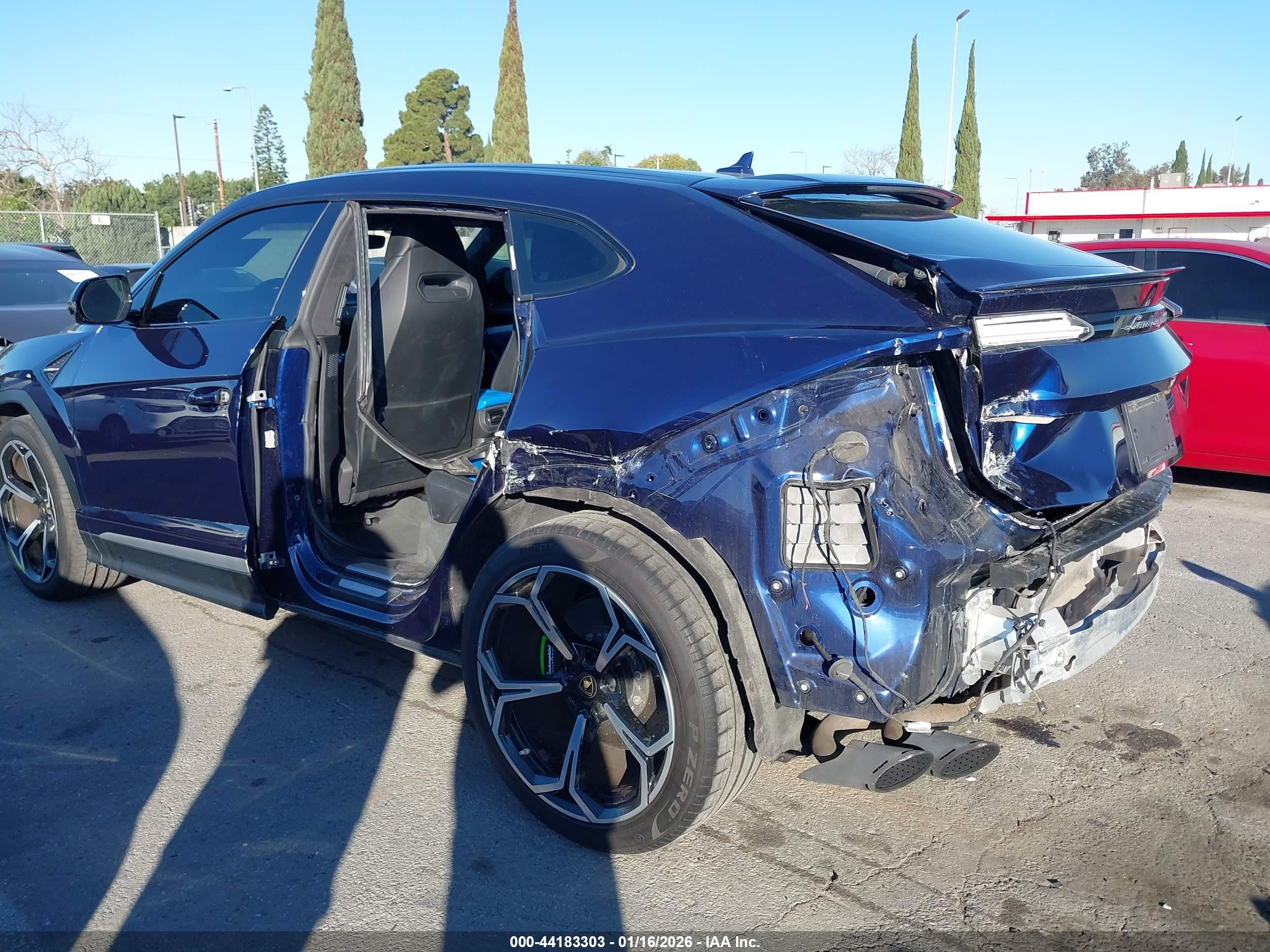 LAMBORGHINI URUS image 6