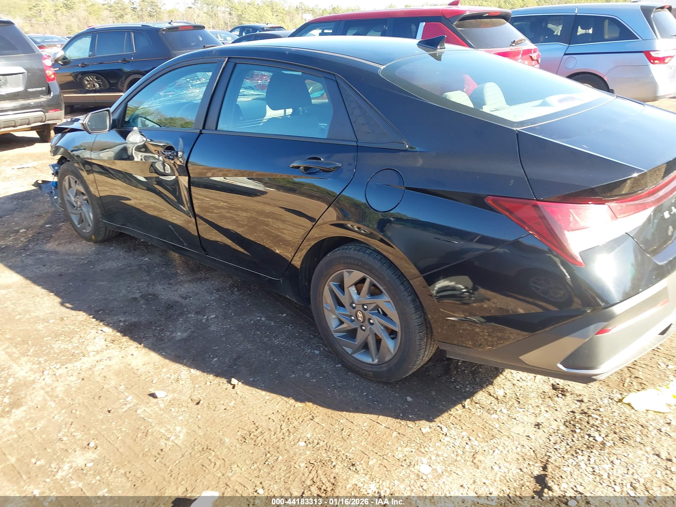 HYUNDAI ELANTRA image 3