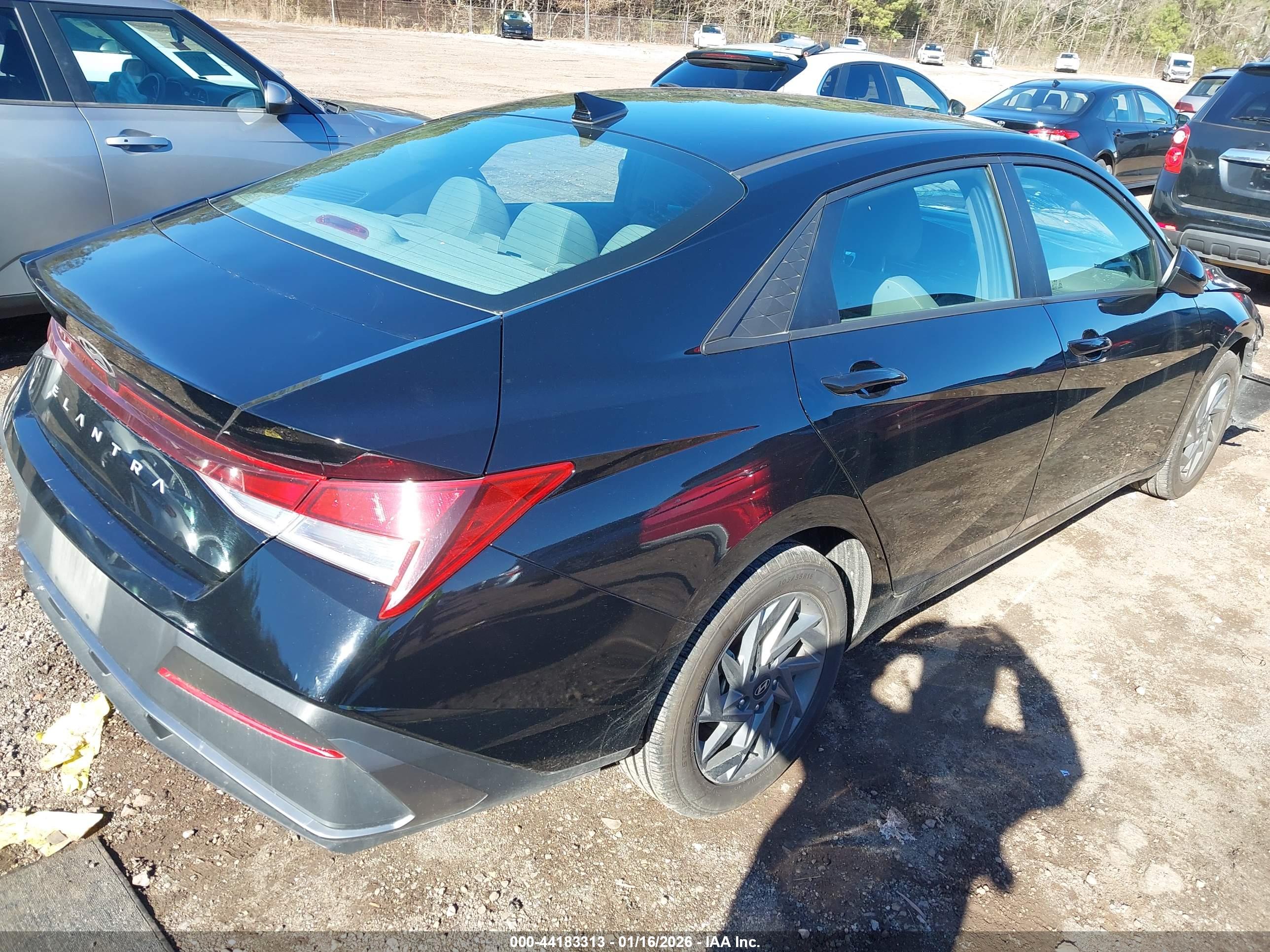HYUNDAI ELANTRA image 4
