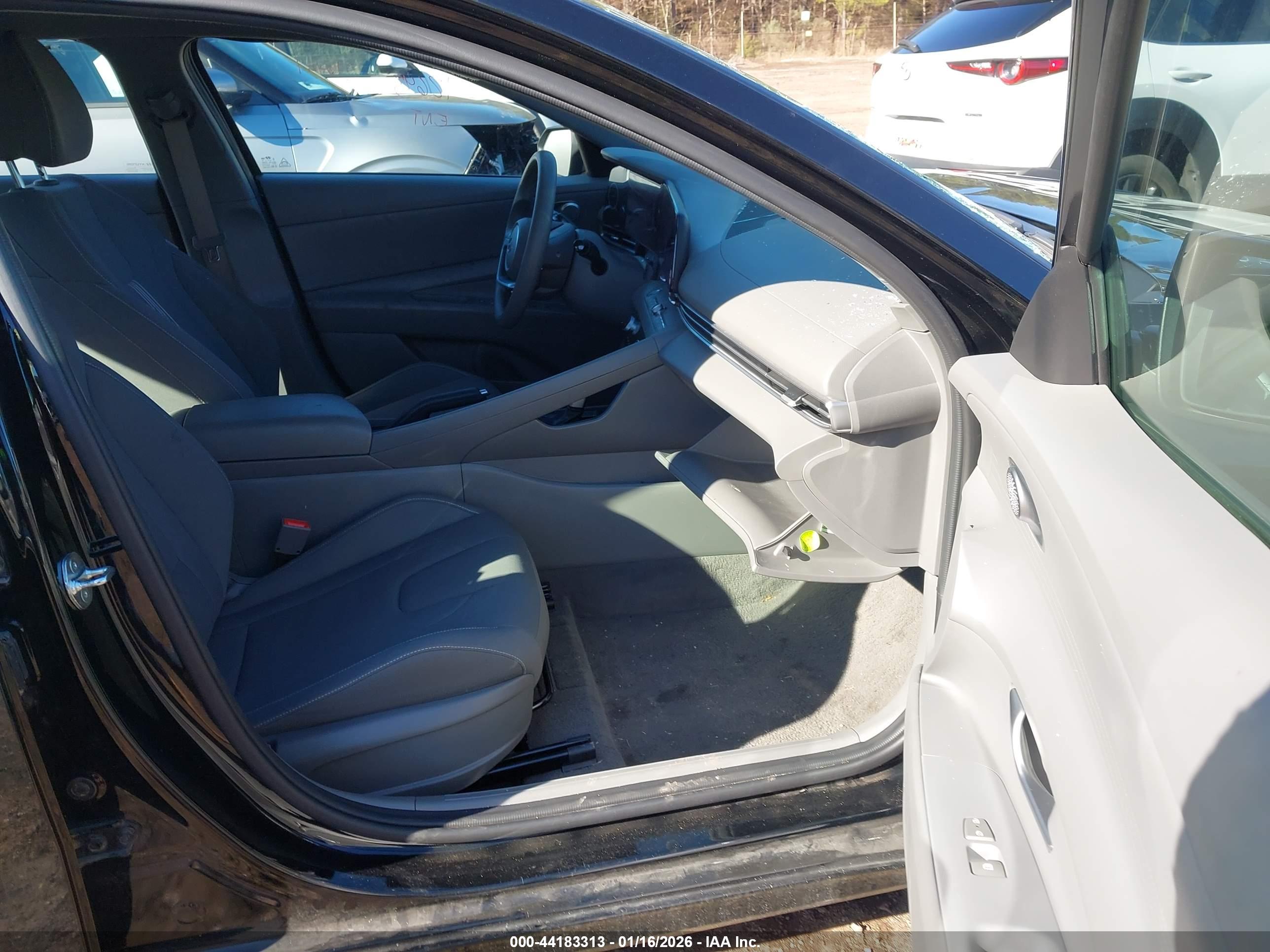 HYUNDAI ELANTRA image 5