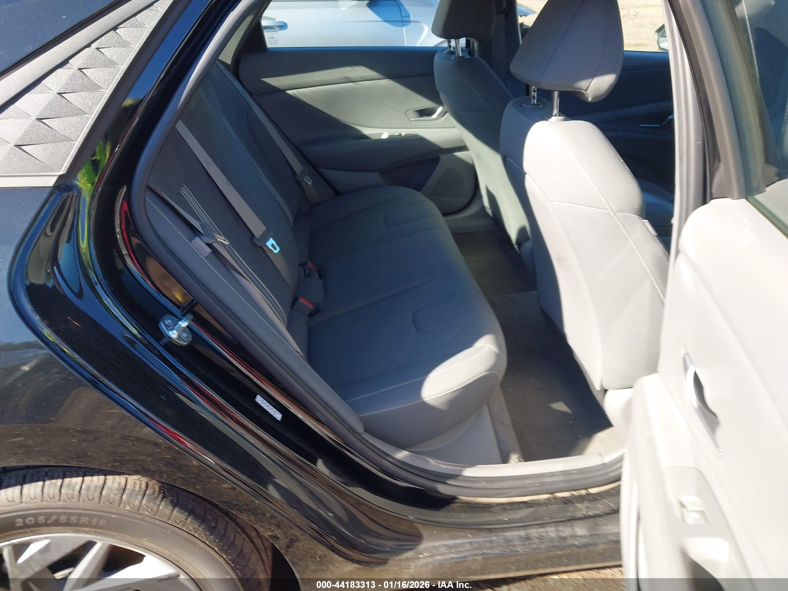 HYUNDAI ELANTRA image 8
