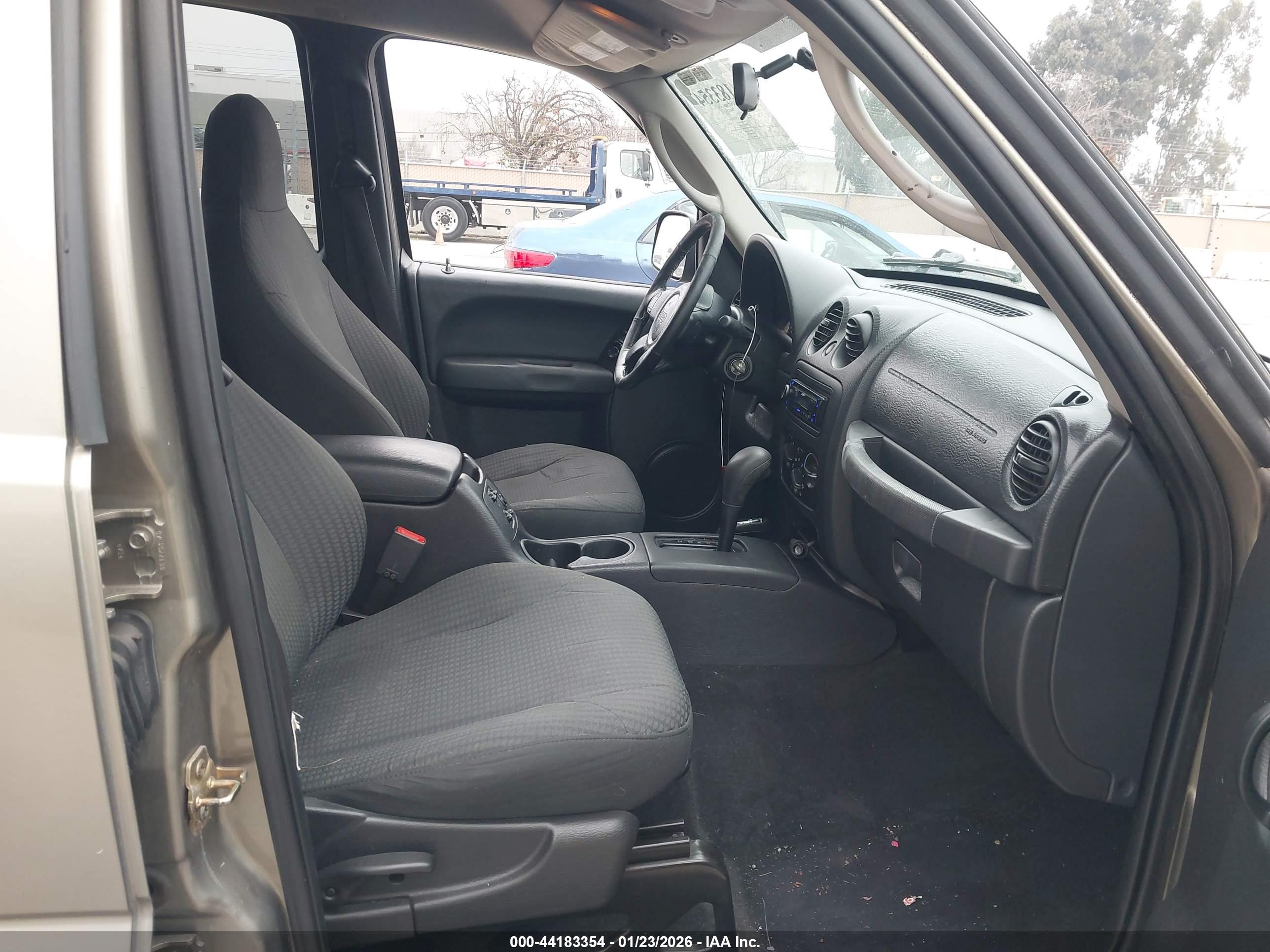 JEEP LIBERTY image 5