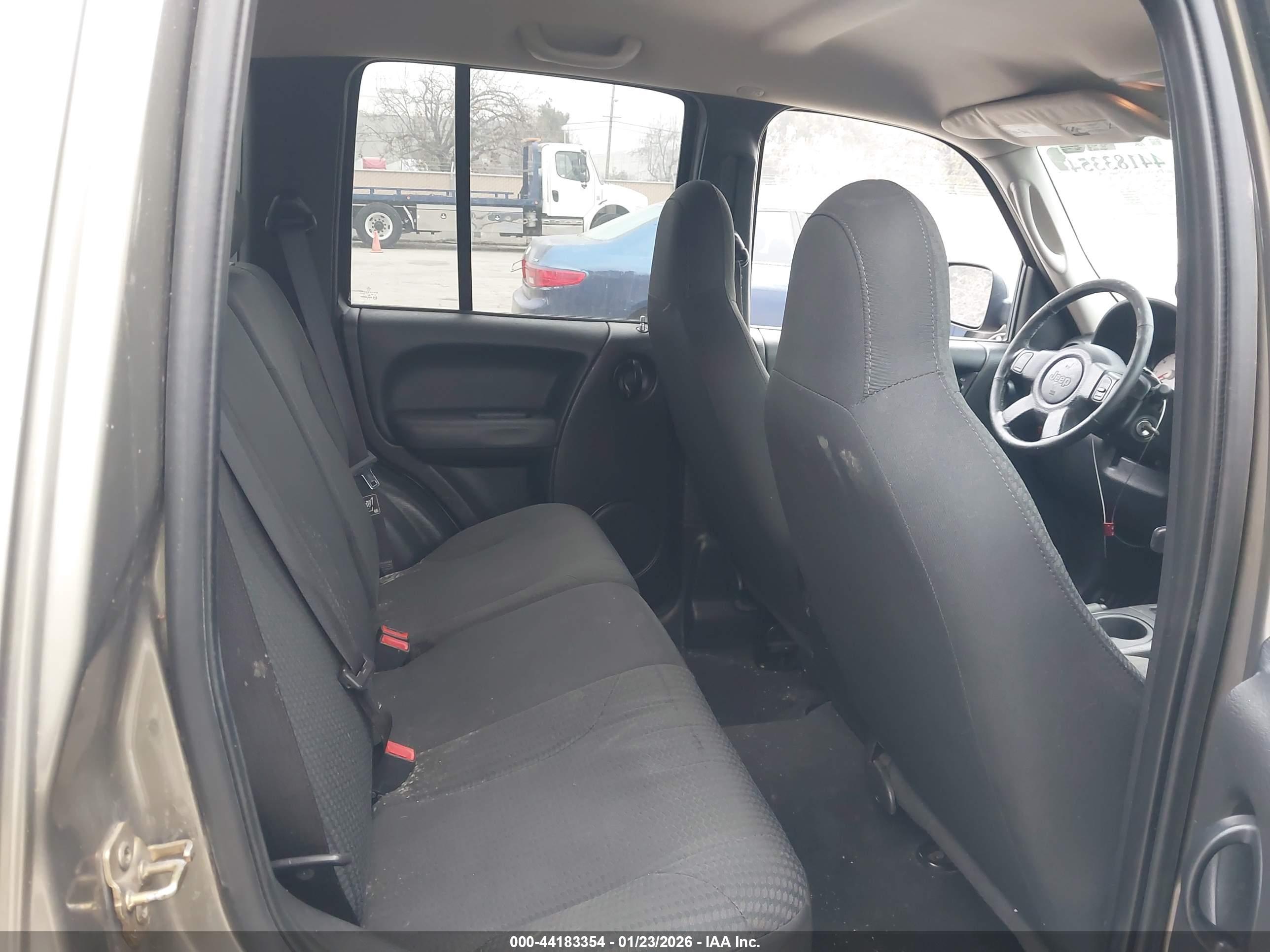 JEEP LIBERTY image 8