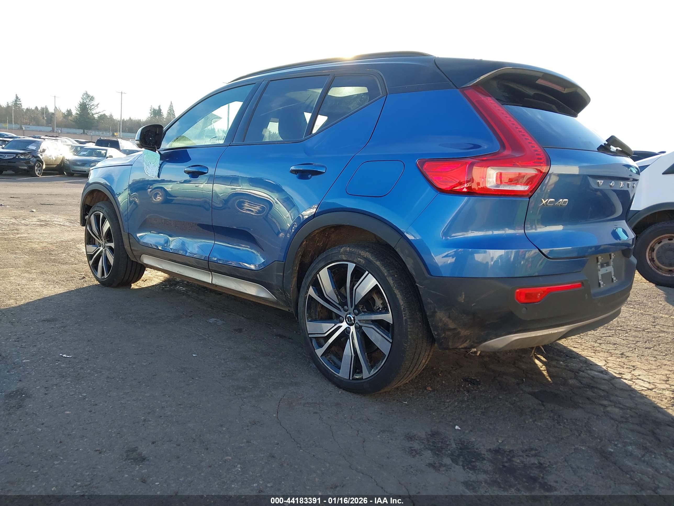 VOLVO XC40 image 3