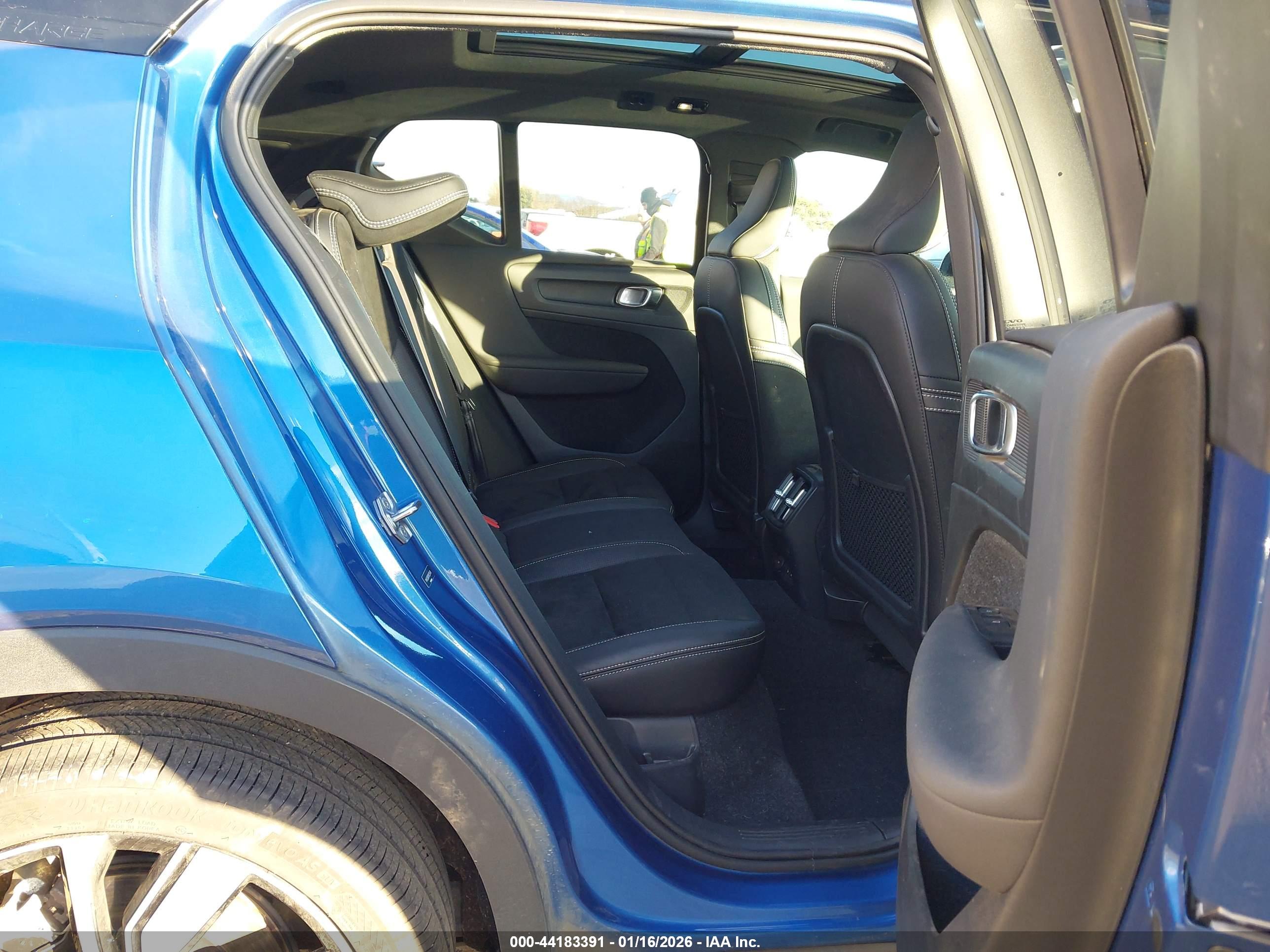 VOLVO XC40 image 8