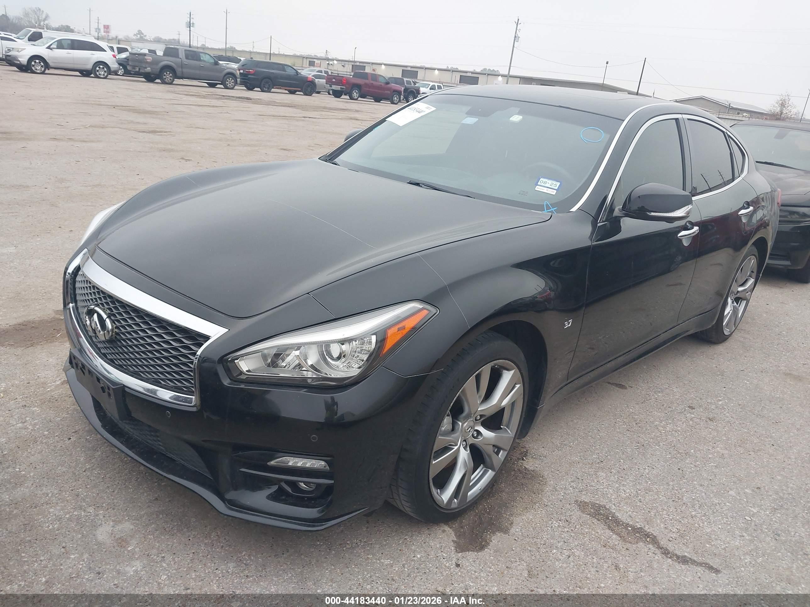 INFINITI Q70 image 2