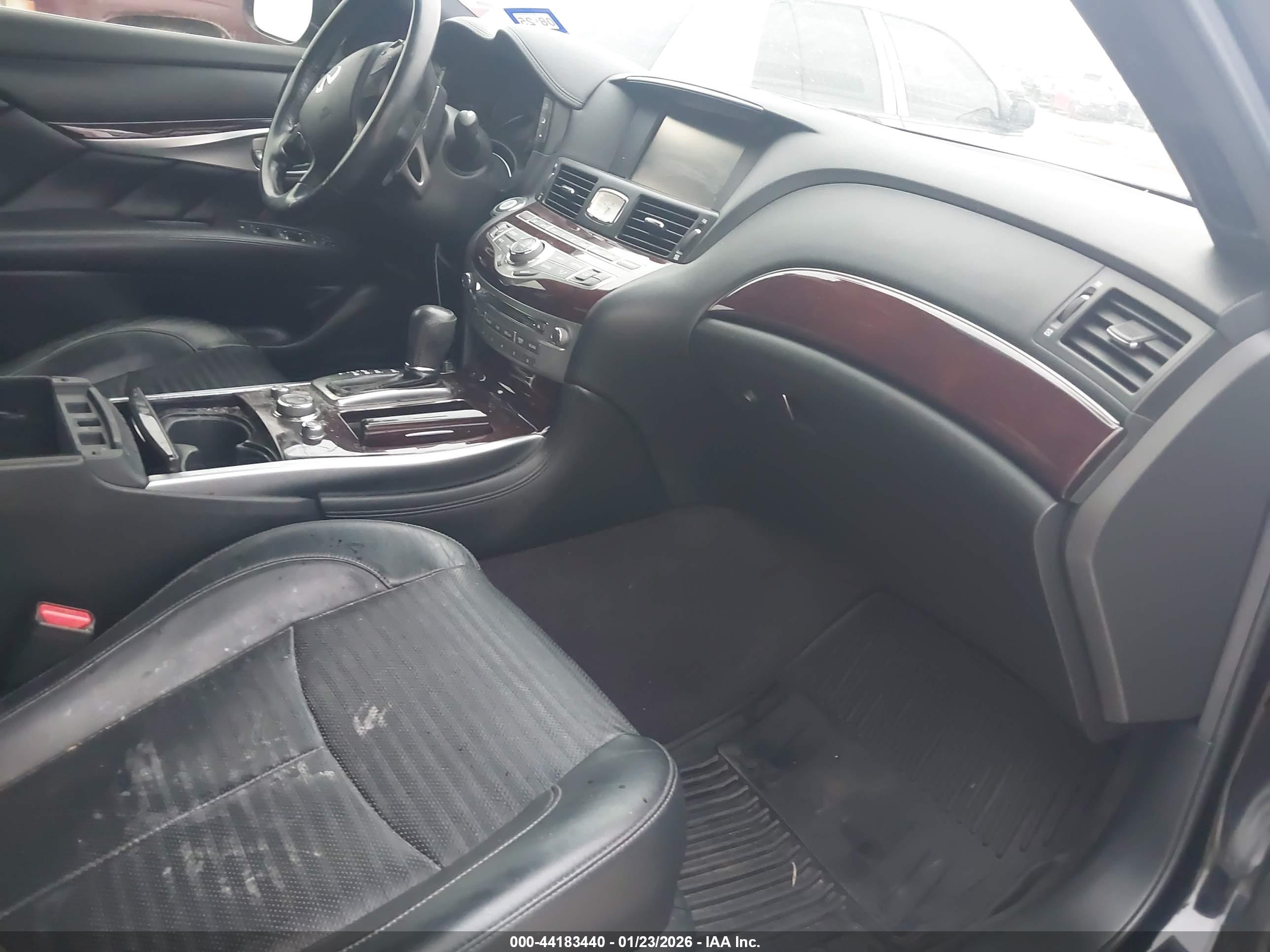 INFINITI Q70 image 5