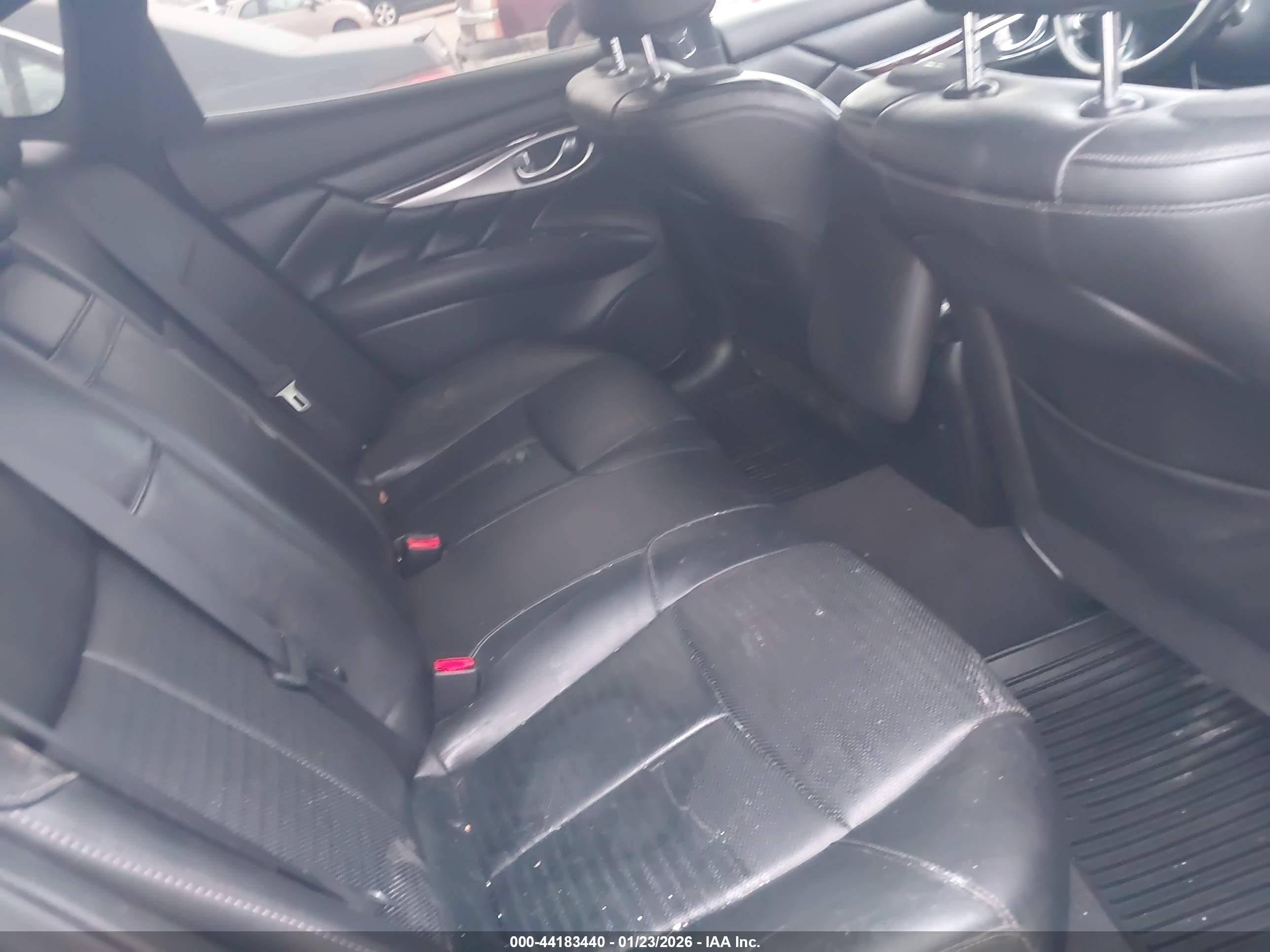 INFINITI Q70 image 8