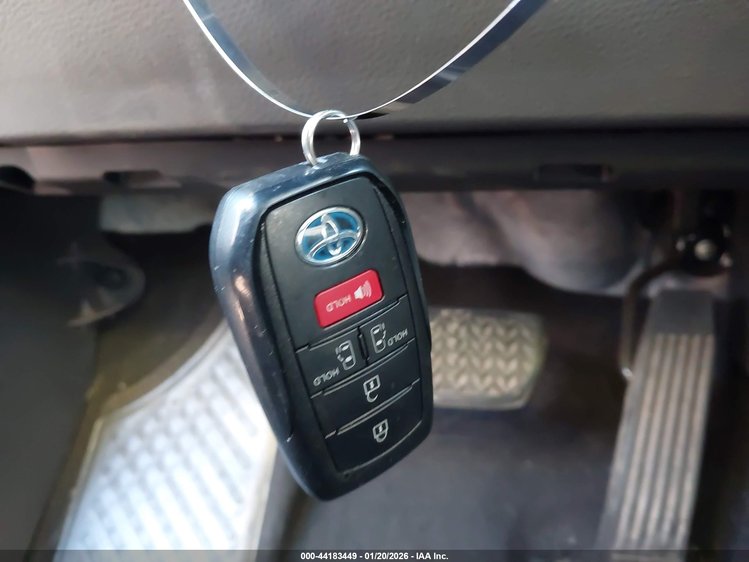 TOYOTA SIENNA image 11