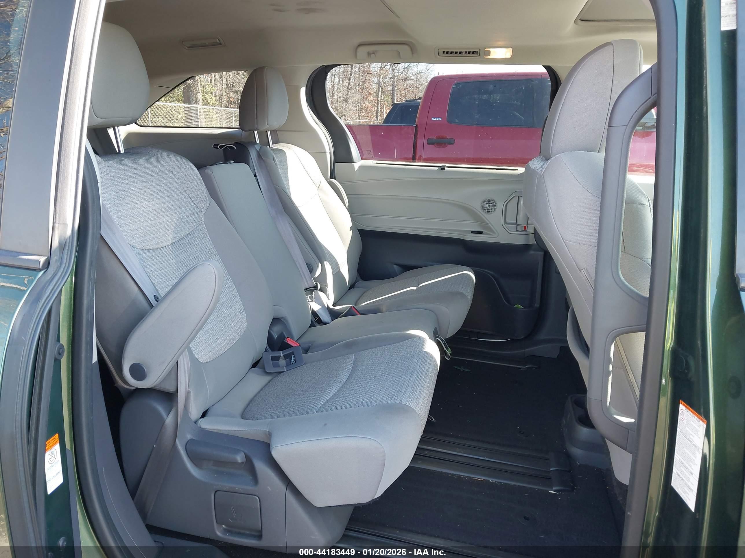 TOYOTA SIENNA image 8