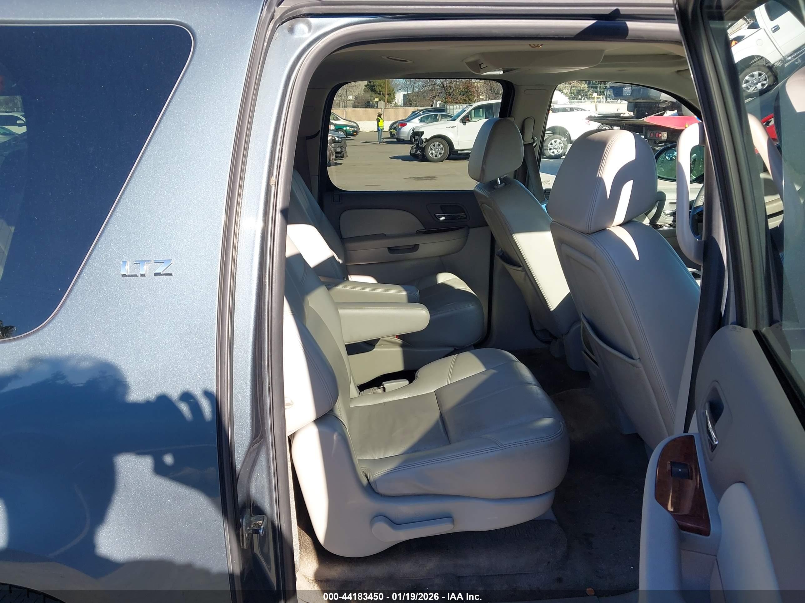 CHEVROLET SUBURBAN image 8