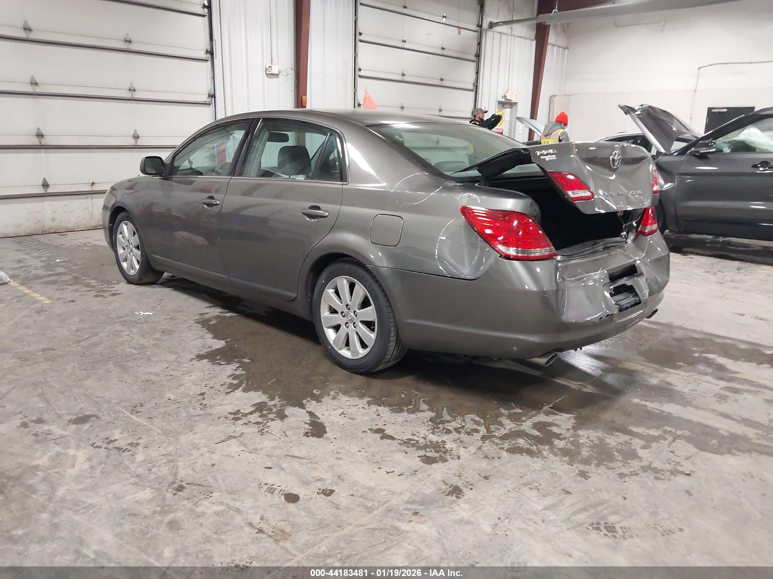 TOYOTA AVALON image 3