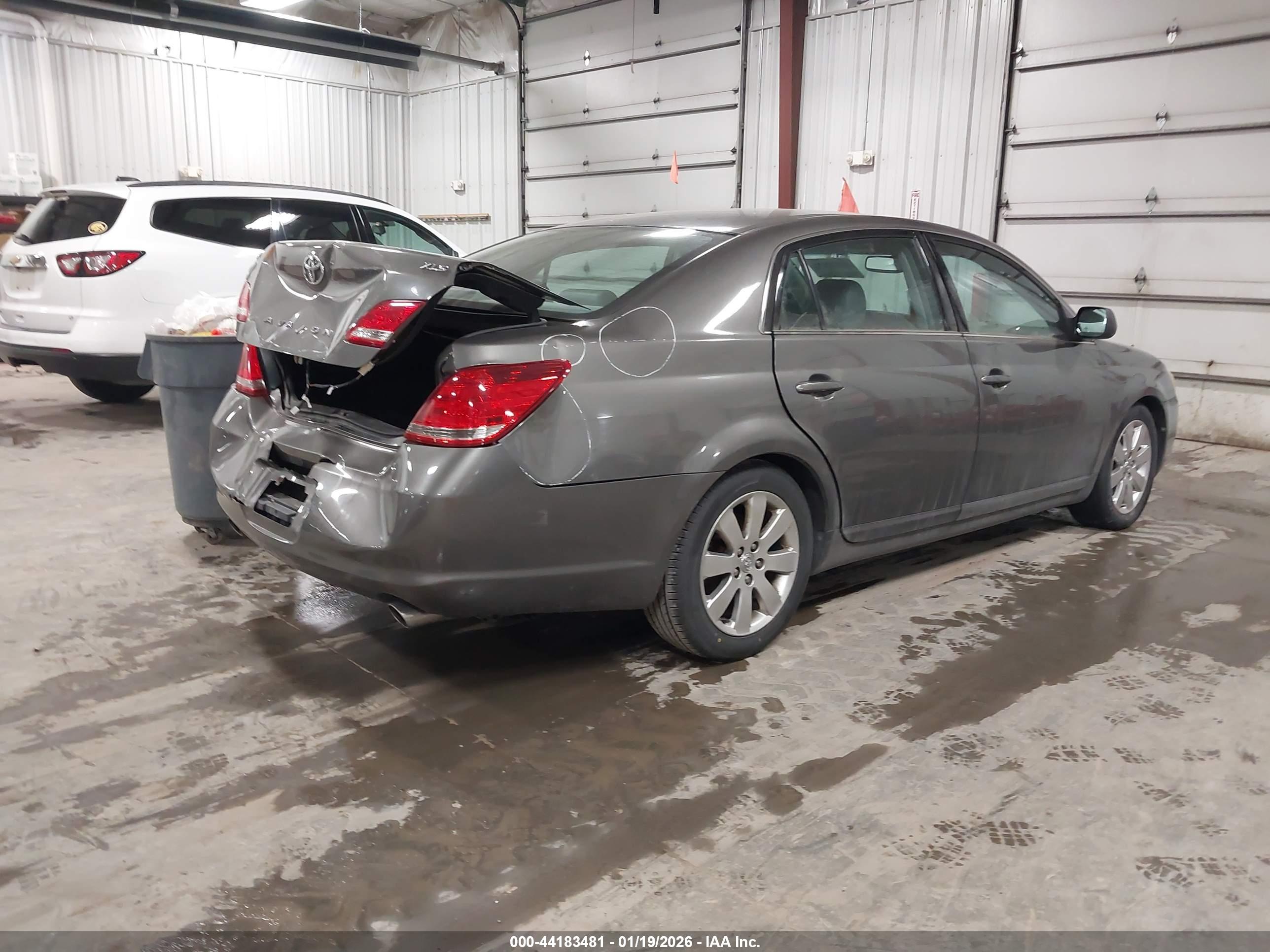 TOYOTA AVALON image 4