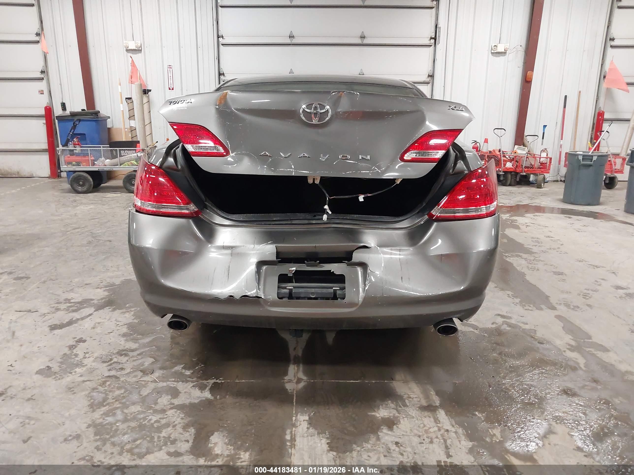 TOYOTA AVALON image 6