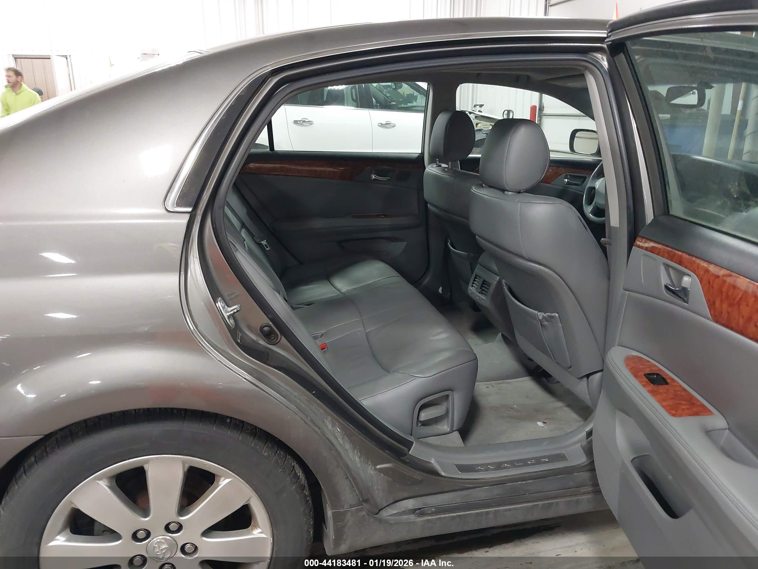 TOYOTA AVALON image 8
