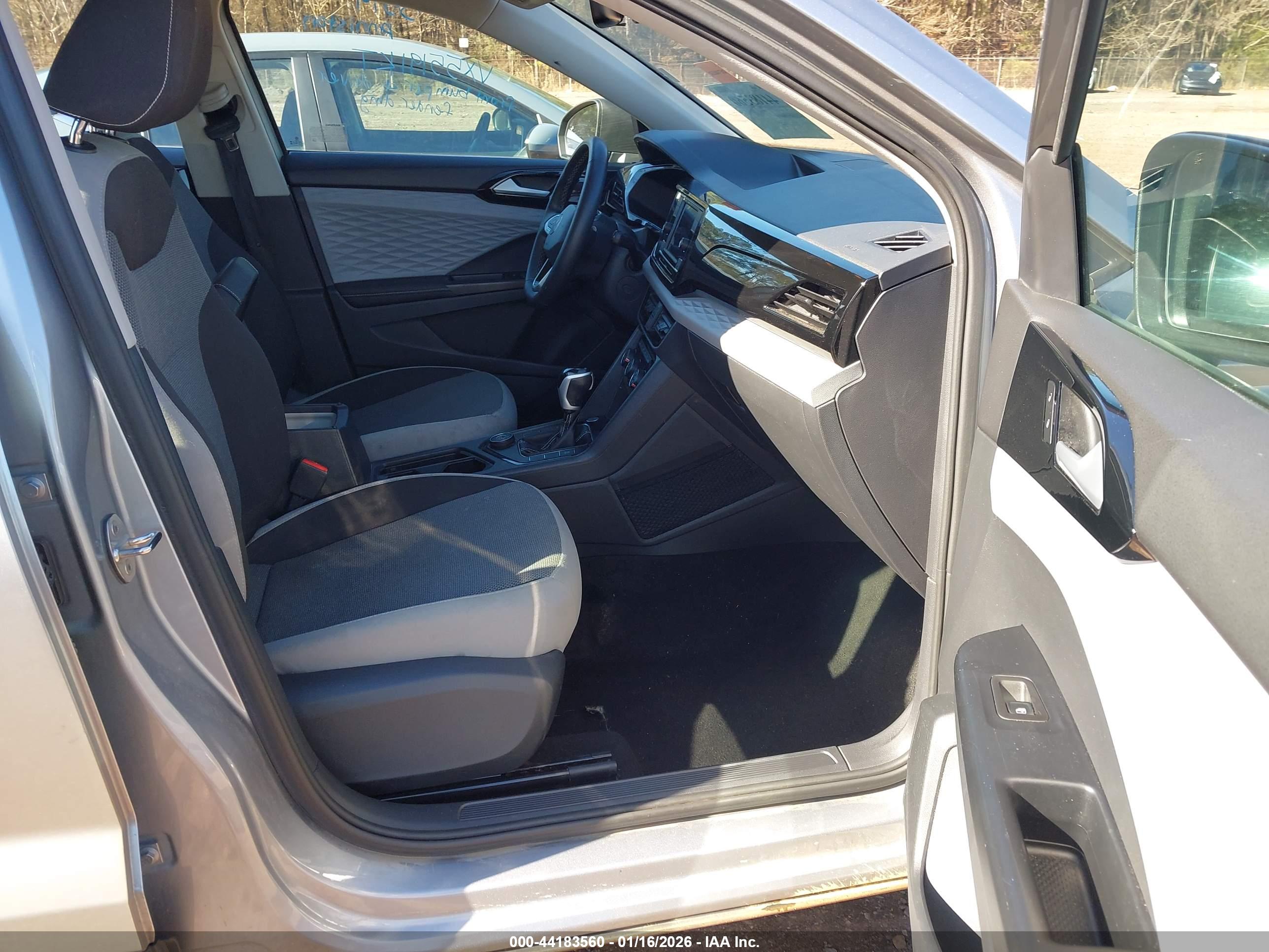 VOLKSWAGEN TAOS image 5