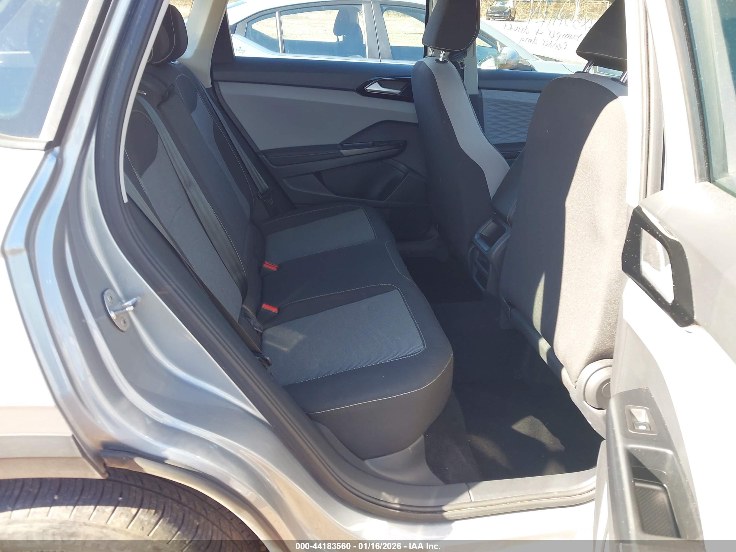 VOLKSWAGEN TAOS image 8
