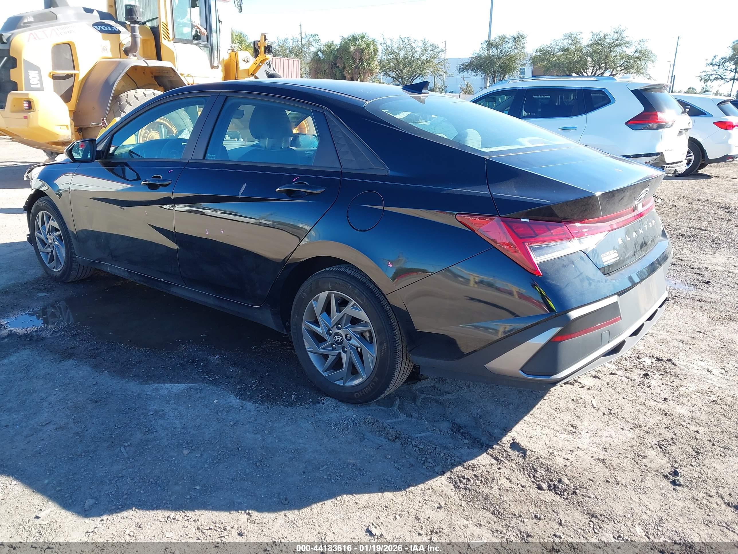 HYUNDAI ELANTRA image 3