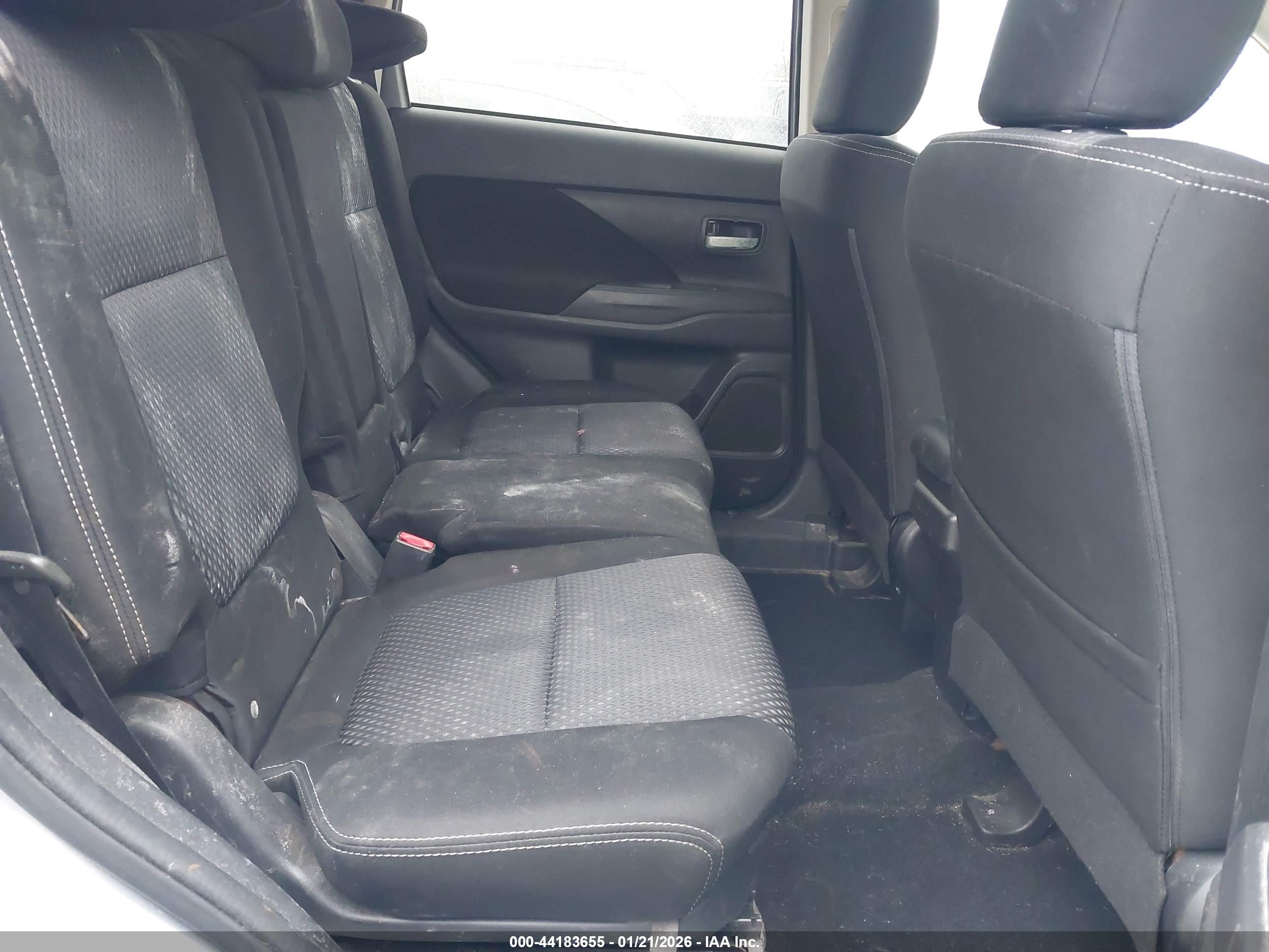 MITSUBISHI OUTLANDER image 8