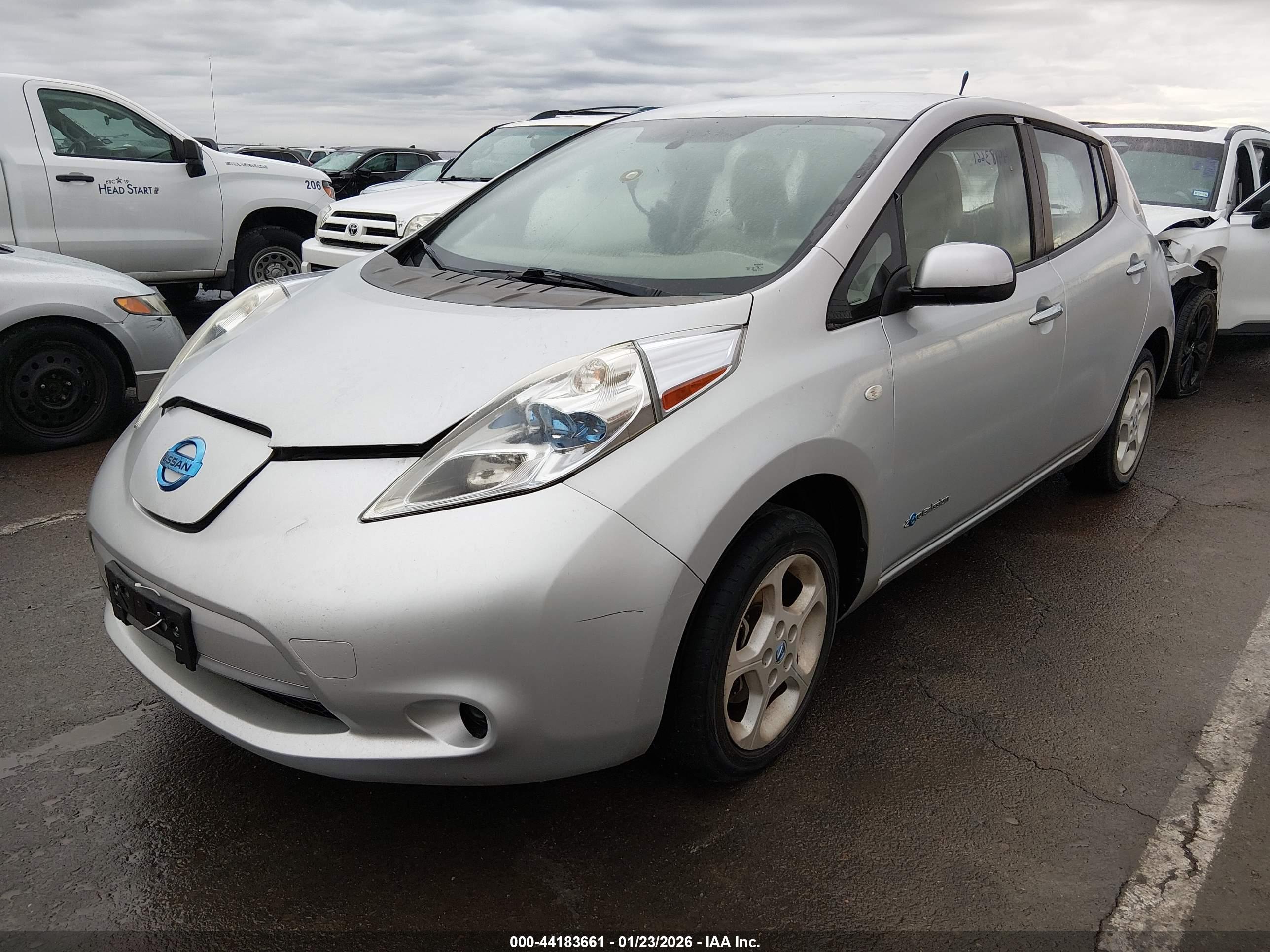 NISSAN LEAF image 2